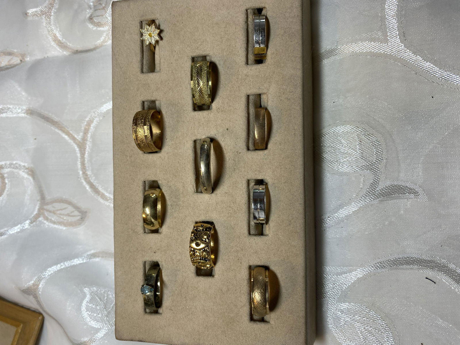 LOT OF (19) VINTAGE GOLD RINGS - UNSEARCHED (1 of 3)