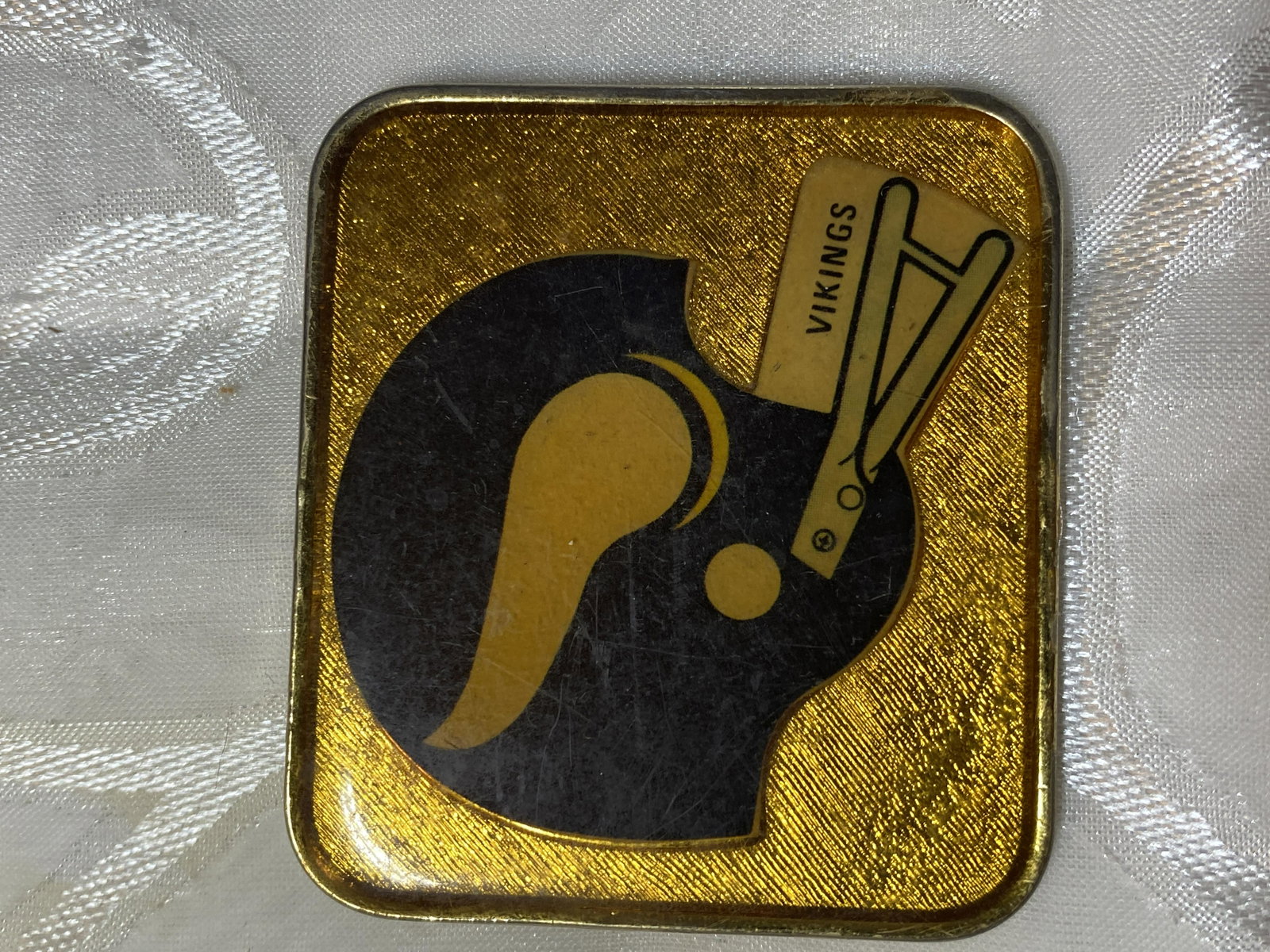 VINTAGE VIKINGS TEAM BELT BUCKLE: VINTAGE VIKINGS TEAM BELT BUCKLE. PLEASE VIEW ALL DETAILED PICTURES. A GREAT FIND AND AN EXCELLENT ADDITION TO YOUR COLLECTION.