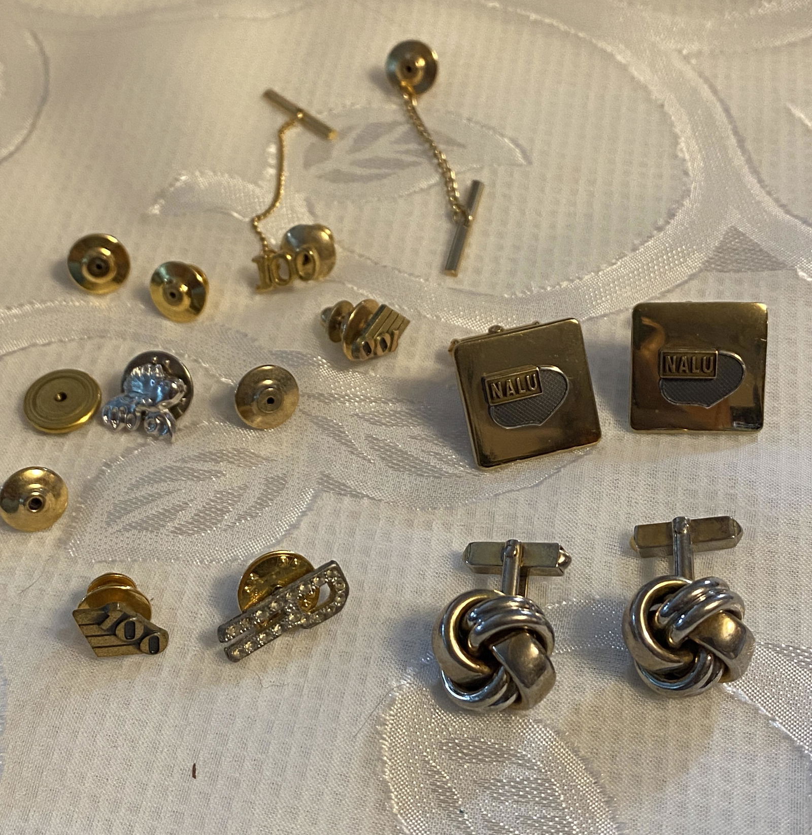 VINTAGE LOT OF MENS JEWELRY - CUFFLINKS, PINS, ETC. (1 of 3)