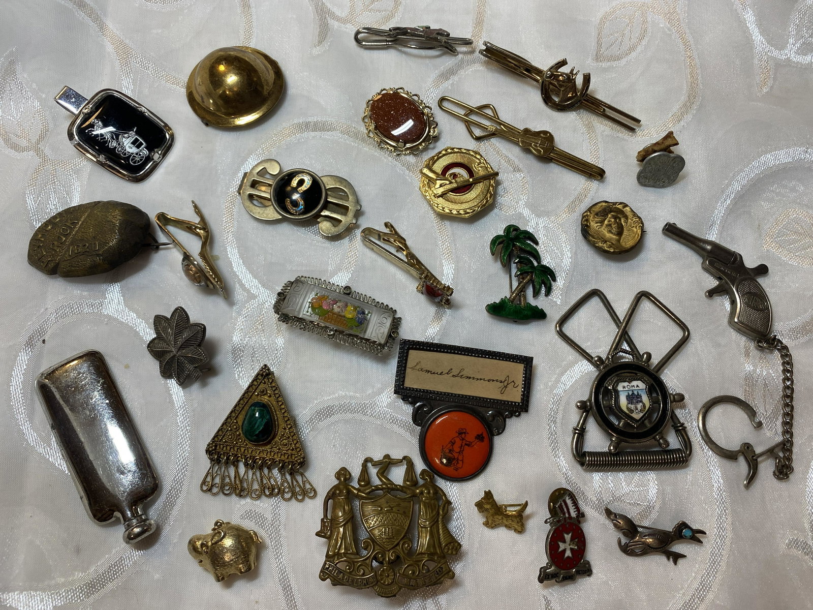 VARIOUS COLLECTION LOT OF MENS COLLECTIBLE JEWELRY LOT: VARIOUS COLLECTION LOT OF MENS COLLECTIBLE JEWELRY LOT. PLEASE VIEW ALL DETAILED PICTURES. THIS IS A NICE LOT OF ITEMS. VARIOUS VINTAGE AND ANTIQUE ITEMS. A GREAT FIND AND AN EXCELLENT ADDITION TO YOU