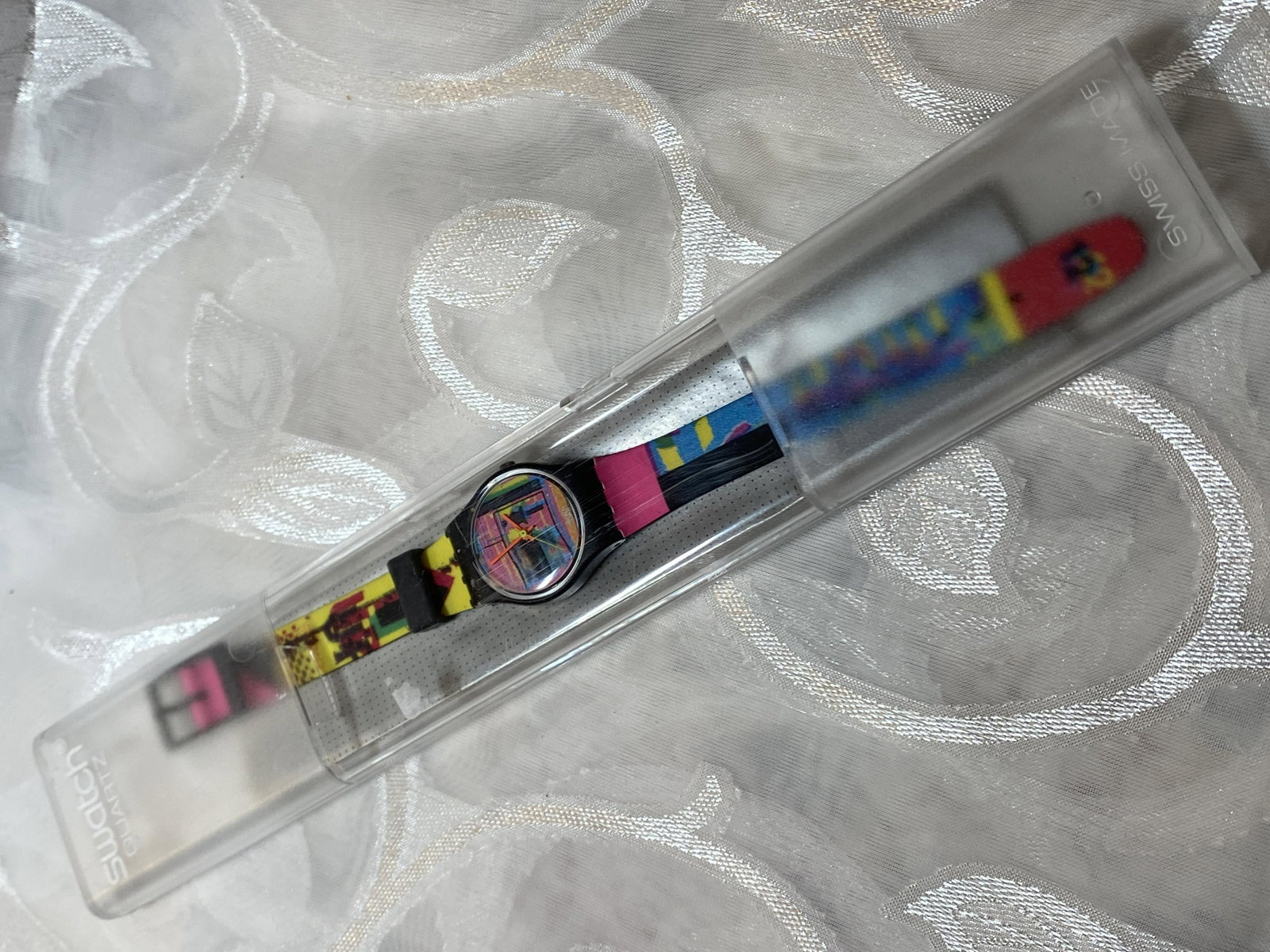 VINTAGE NOS SWATCH WATCH IN CASE: VINTAGE NOS SWATCH WATCH IN CASE. PLEASE VIEW ALL DETAILED PICTURES. A GREAT FIND AND AN EXCELLENT ADDITION TO YOUR COLLECTION.
