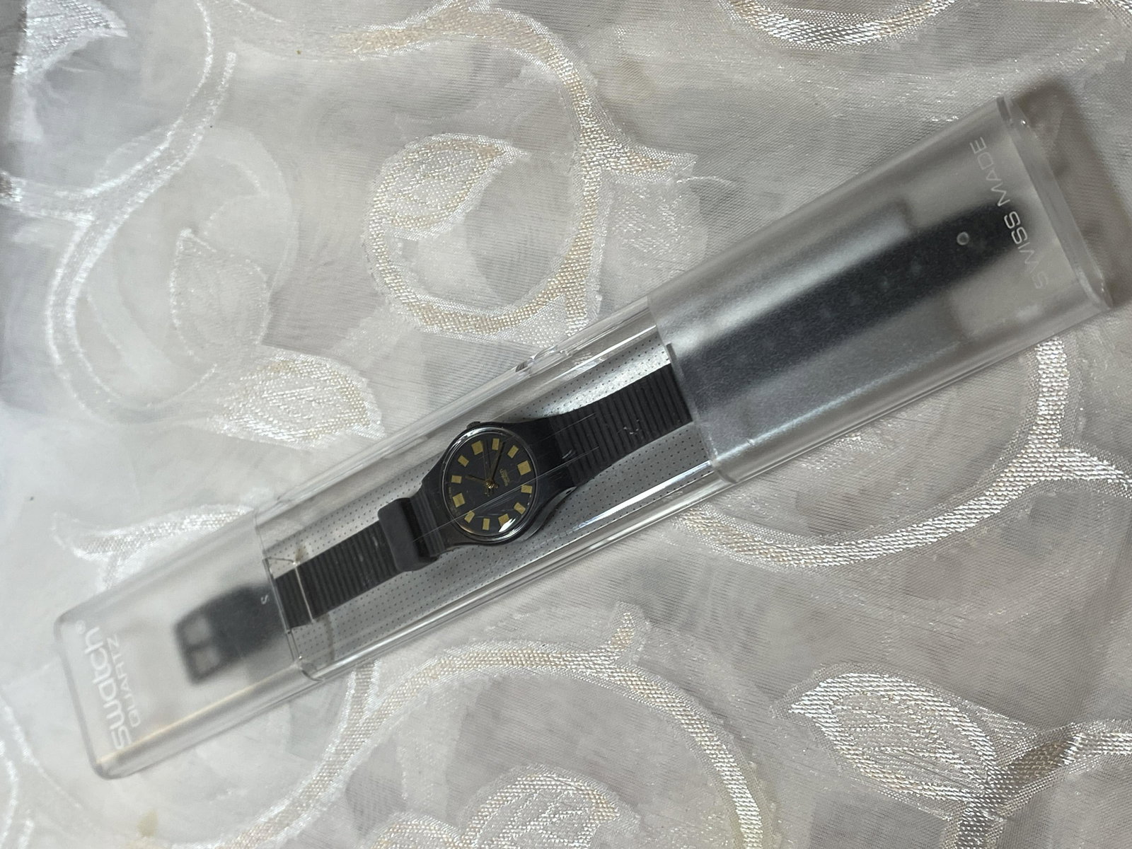 VINTAGE NOS SWATCH WATCH IN CASE: VINTAGE NOS SWATCH WATCH IN CASE. PLEASE VIEW ALL DETAILED PICTURES. A GREAT FIND AND AN EXCELLENT ADDITION TO YOUR COLLECTION.
