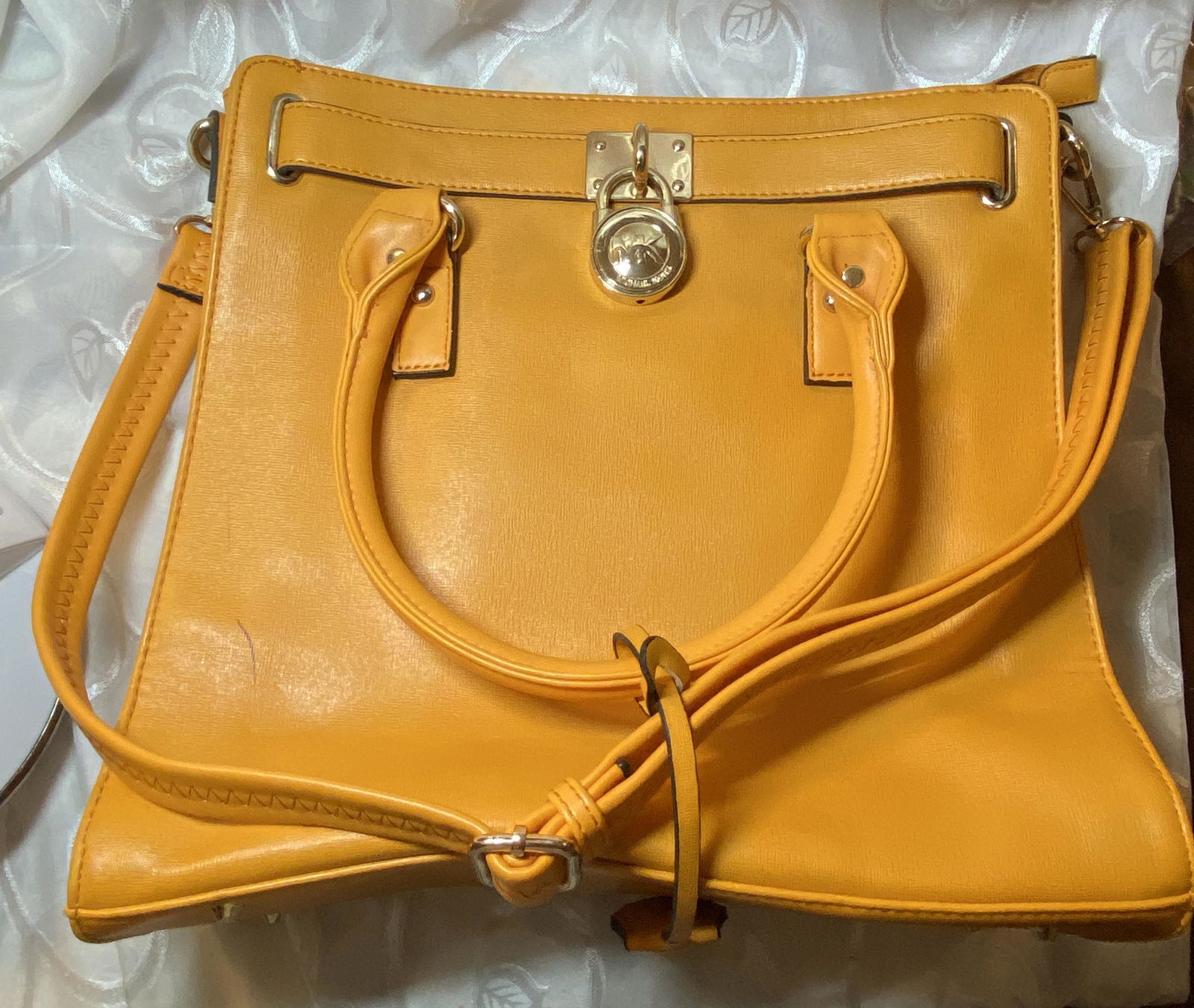 LADIES MICHAEL KORS HANDBANG/PURSE: LADIES MICHAEL KORS HANDBANG/PURSE. IN GOOD SHAPE AND CONDITION. PURSE IS USED AND SHOWS SIGNS OF USE. OVERALL A GREAT ADDITION TO YOUR COLLECTION. THIS IS AN ESTATE FIND.