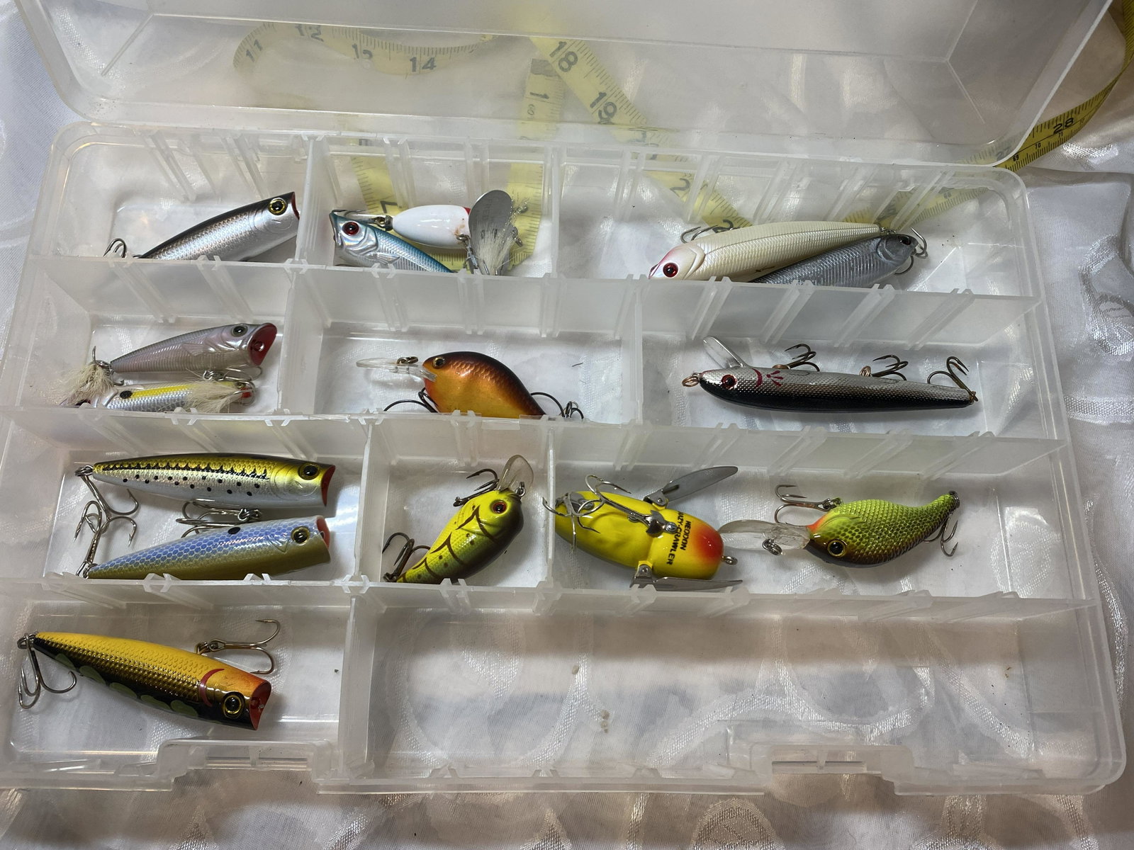 VINTAGE COLLECTION OF (14) OLD FISHING LURES: VINTAGE COLLECTION OF (14) OLD FISHING LURES. COMES IN THE PICTURED BOX. THIS COMES FROM AN ESTATE FROM A COLLECTION OF FISHING EQUIPMENT.
