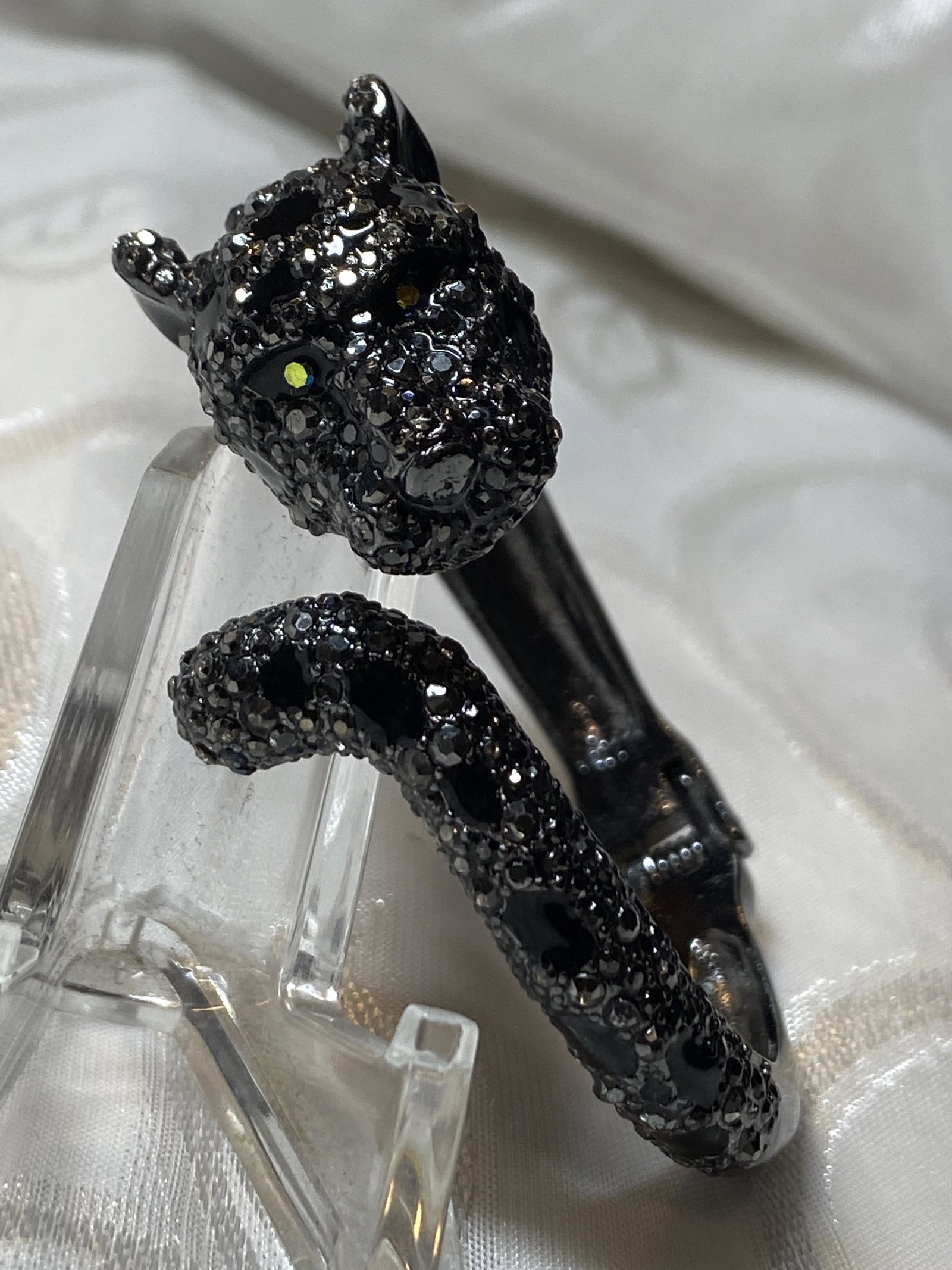 DESIGNER PANTHER CARTIER STYLE COSTUME BRACELET: DESIGNER PANTHER CARTIER STYLE COSTUME BRACELET. IN EXCELLENT OVERALL SHAPE AND CONDITION. PLEASE VIEW ALL DEATAILED PICTURES. A GREAT FIND AND AN EXCELLENT ADDITION TO YOUR COLLECTION.