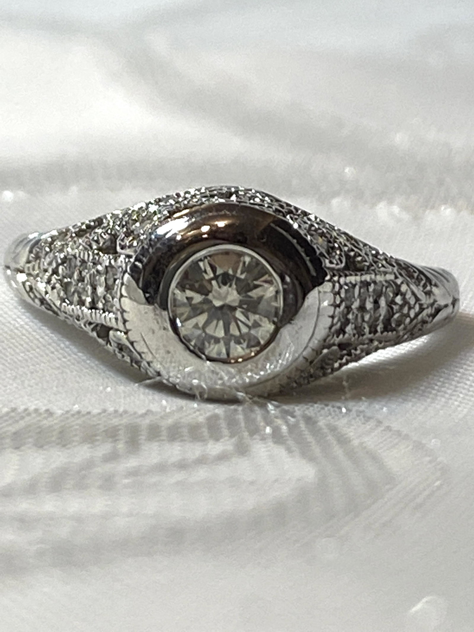 ART DECO PLATINUM 0.50 CT VS, G DIAMOND WEDDING RING: ART DECO PLATINUM 0.50 CT VS, G DIAMOND WEDDING RING. IN EXCELLENT OVERALL SHAPE AND CONDITION. RING IS A SIZE 7.25. RING HAS A GREAT LOOK TO IT WITH AN EXCELLENT OVERALL EYE APPEAL. RING HAS A CENTER