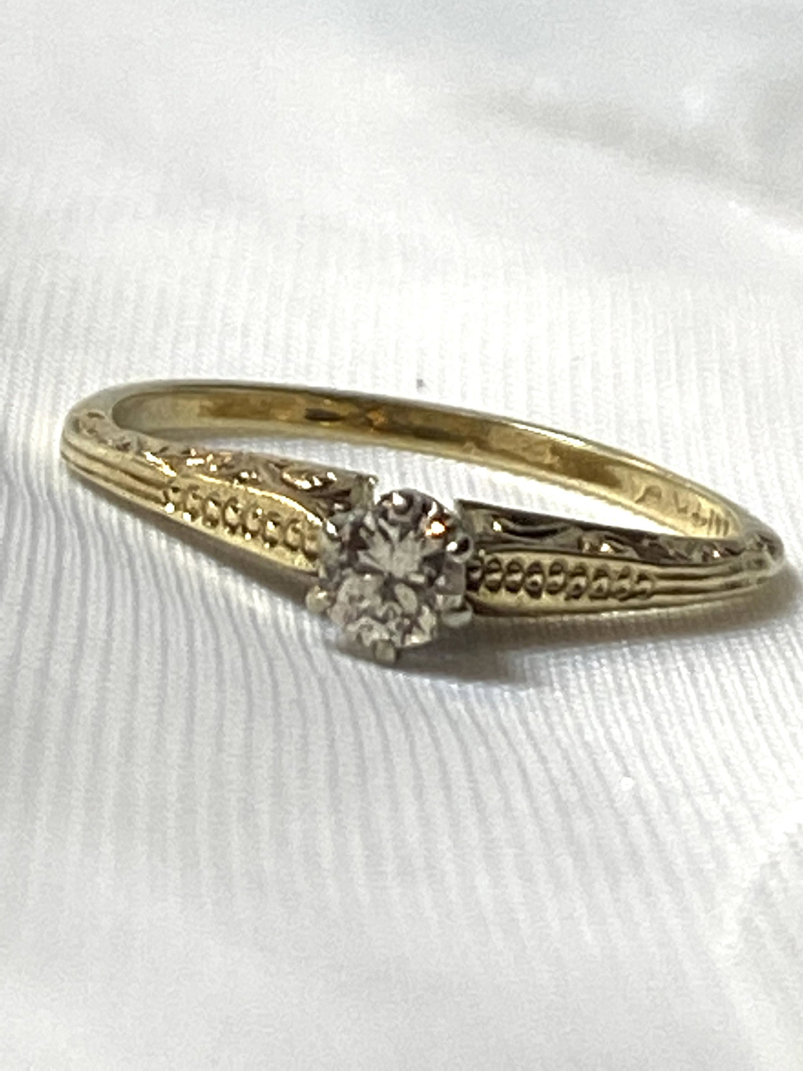 ART DECO 14K GOLD 0.15 CT VS,G DIAMOND WEDDING RING: ART DECO 14K GOLD 0.15 CT VS,G DIAMOND WEDDING RING. IN EXCELLENT SHAPE AND OVERALL CONDITION. RING IS A SIZE 6. A GREAT ADDITION TO YOUR COLLECTION.