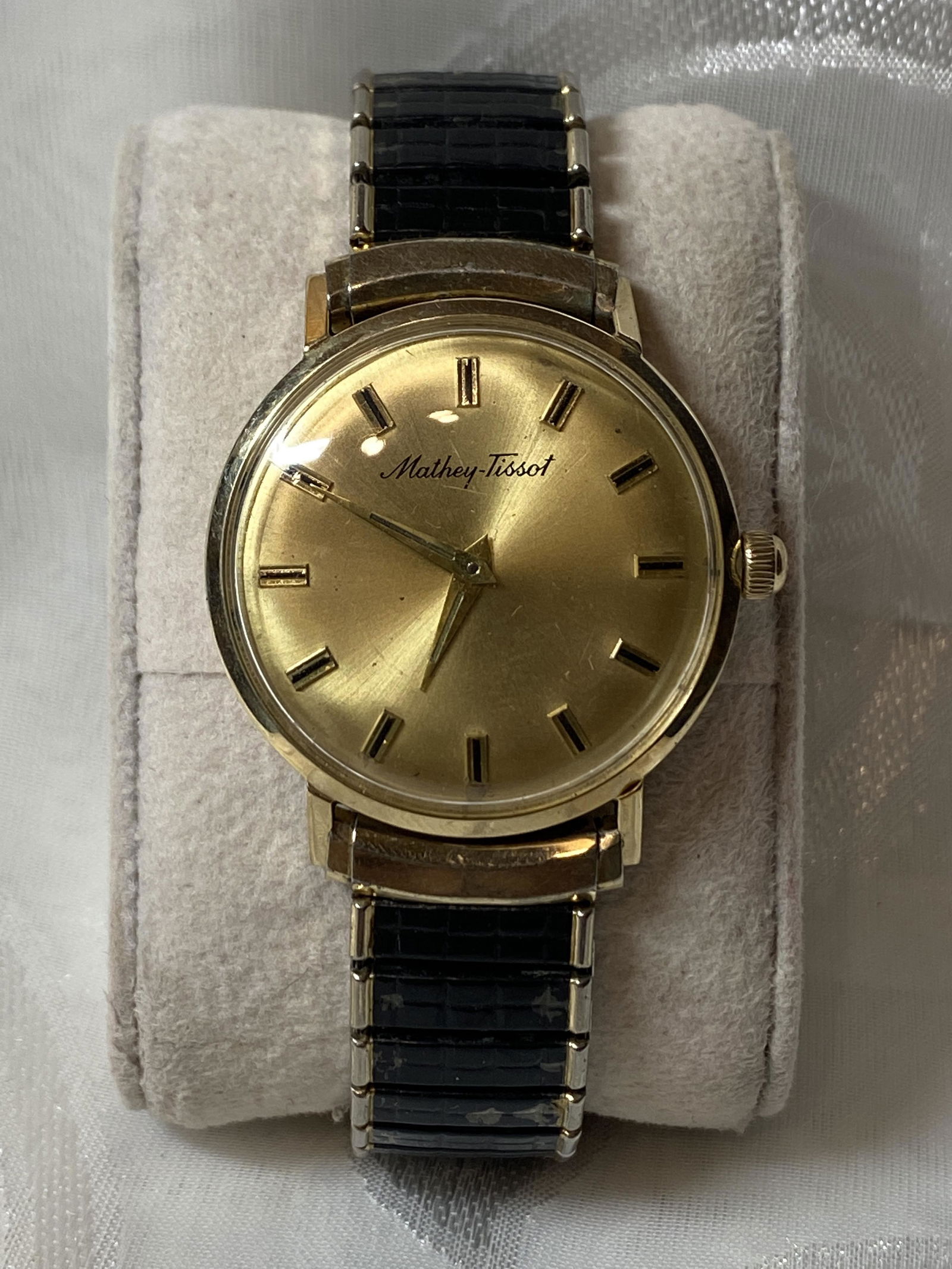 14K GOLD MATHEY TISSOT MENS VINTAGE WATCH: 14K GOLD MATHEY TISSOT MENS VINTAGE WATCH. IN GOOD WORKING ORDER. WATCH WORKS AND KEEPS TIME. VERY SOLID 14K GOLD CASE. WATCH HAS A RETRACTABLE BRACELET WHICH ENHANCES THE WATCH. A VERY HANDSOME WATCH