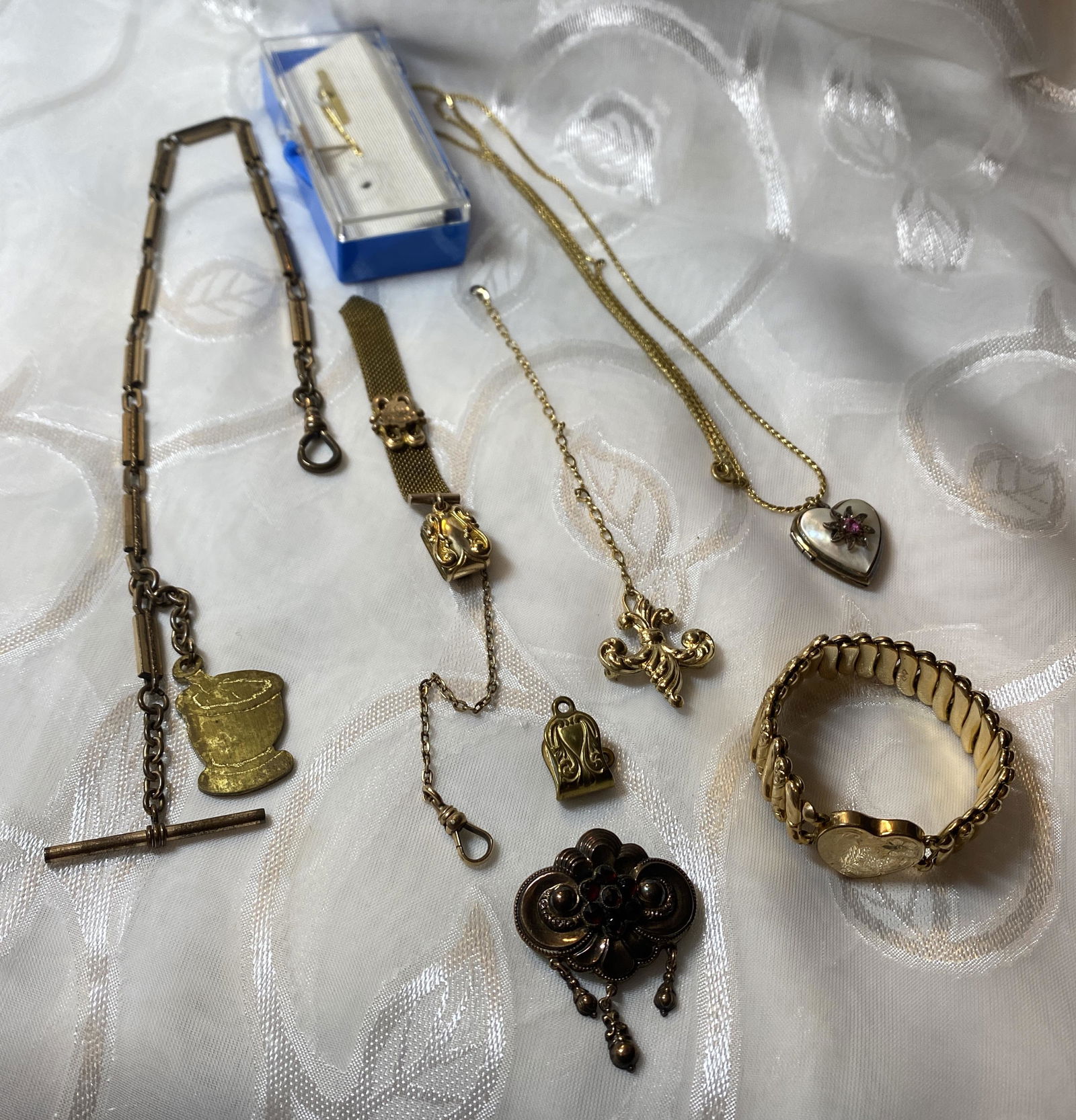 HIGH GRADE LOT OF GOLD WATCH FOB'S & JEWELRY: HIGH GRADE LOT OF GOLD WATCH FOB'S & JEWELRY. PLEASE VIEW ALL DETAILED PICTURES. A GREAT COLLECTIBLE LOT FOR YOUR CONSIDERATION.