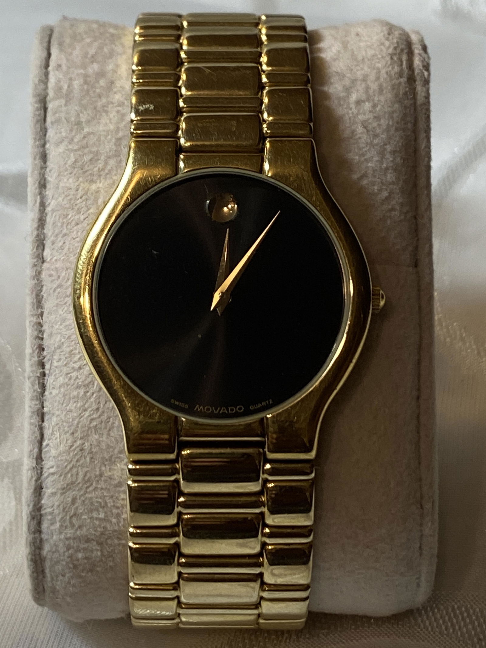 MOVADO MENS GOLD TONE WATCH: MOVADO MENS GOLD TONE WATCH. IN GOOD WORKING ORDER AND KEEPING TIME. PLEASE VIEW PICTURES. A GREAT WATCH FOR EVERYDAY WEAR.
