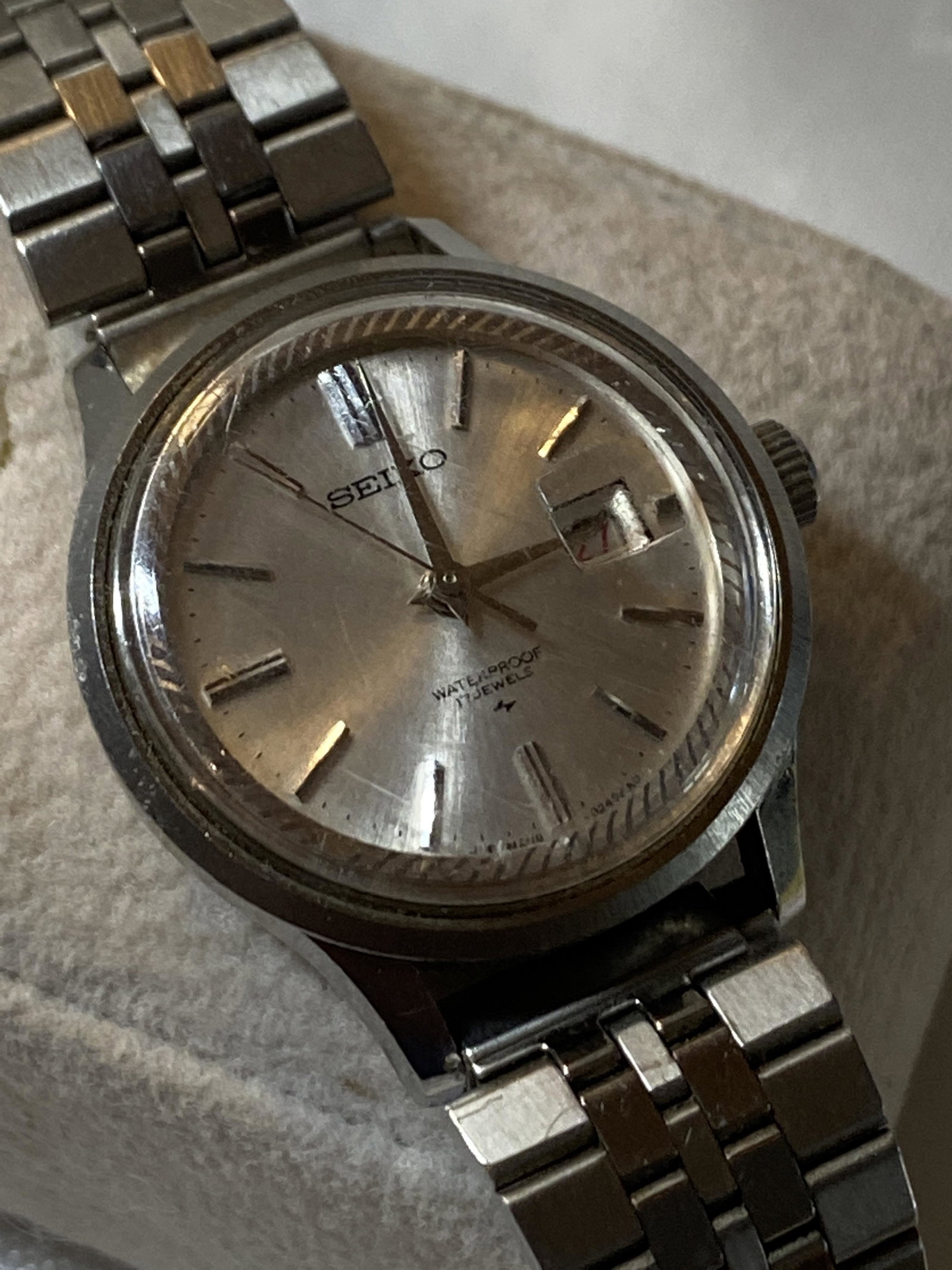 VINTAGE LADIES SEIKO HAND-WINDING WATCH: VINTAGE LADIES SEIKO HAND-WINDING WATCH. WORKS AND KEEPS TIME. PLEASE VIEW PICTURES.