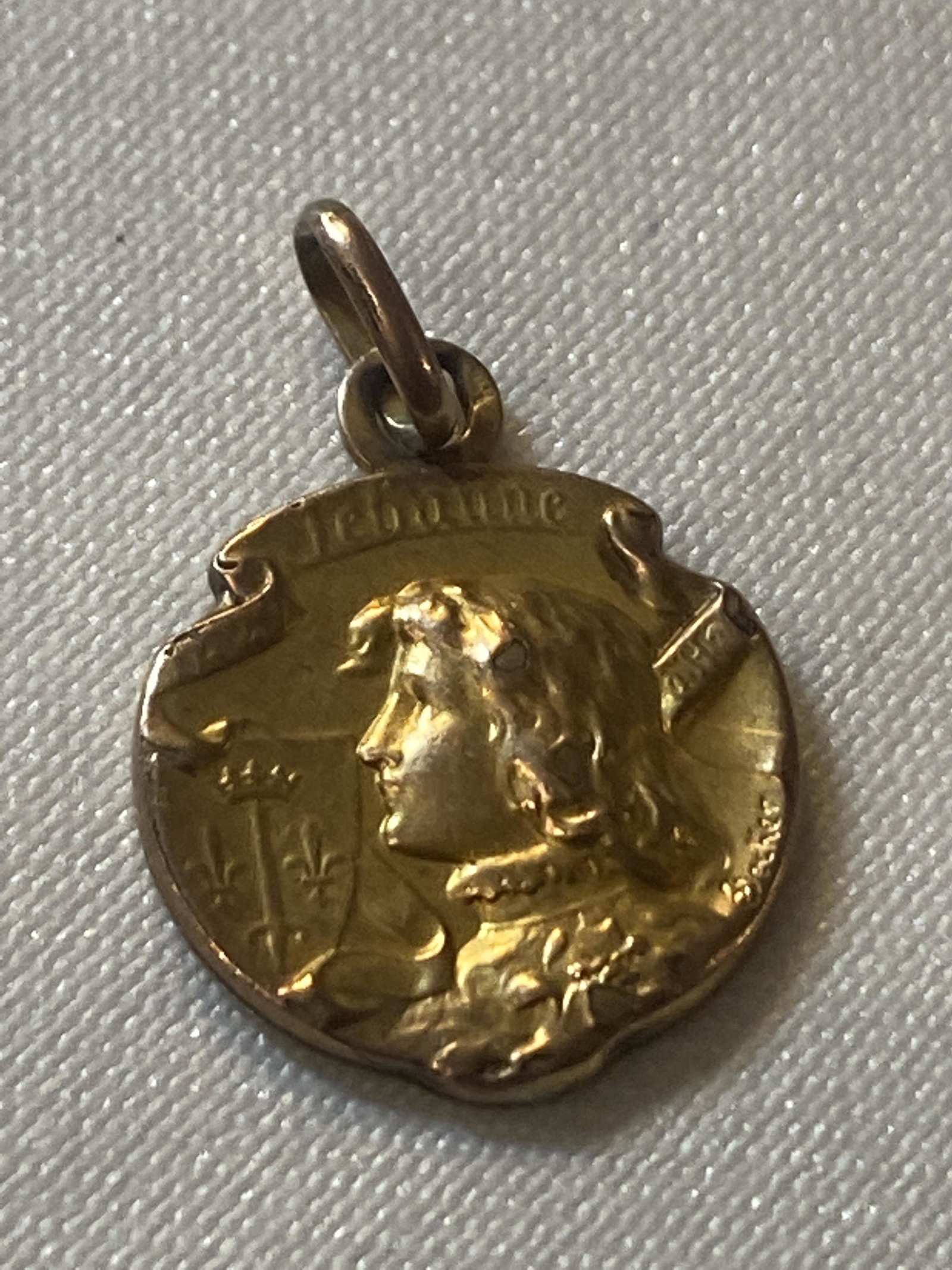 HIGH KT GOLD ANTIQUE RELIGIOUS PENDANT: HIGH KT GOLD ANTIQUE RELIGIOUS PENDANT. PLEASE VIEW PICTURES. A GREAT FIND AND AN EXCELLENT ADDITION TO YOUR COLLECTION.