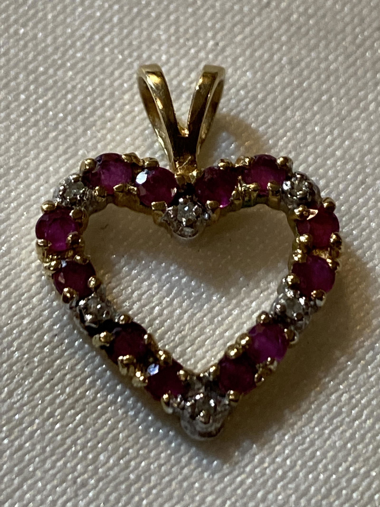 10K GOLD 0.25 TCW DIAMONDS RUBY HEART PENDANT: 10K GOLD 0.25 TCW DIAMONDS RUBY HEART PENDANT. A GREAT FIND AND AN EXCELLENT ADDITION TO YOUR COLLECTION.