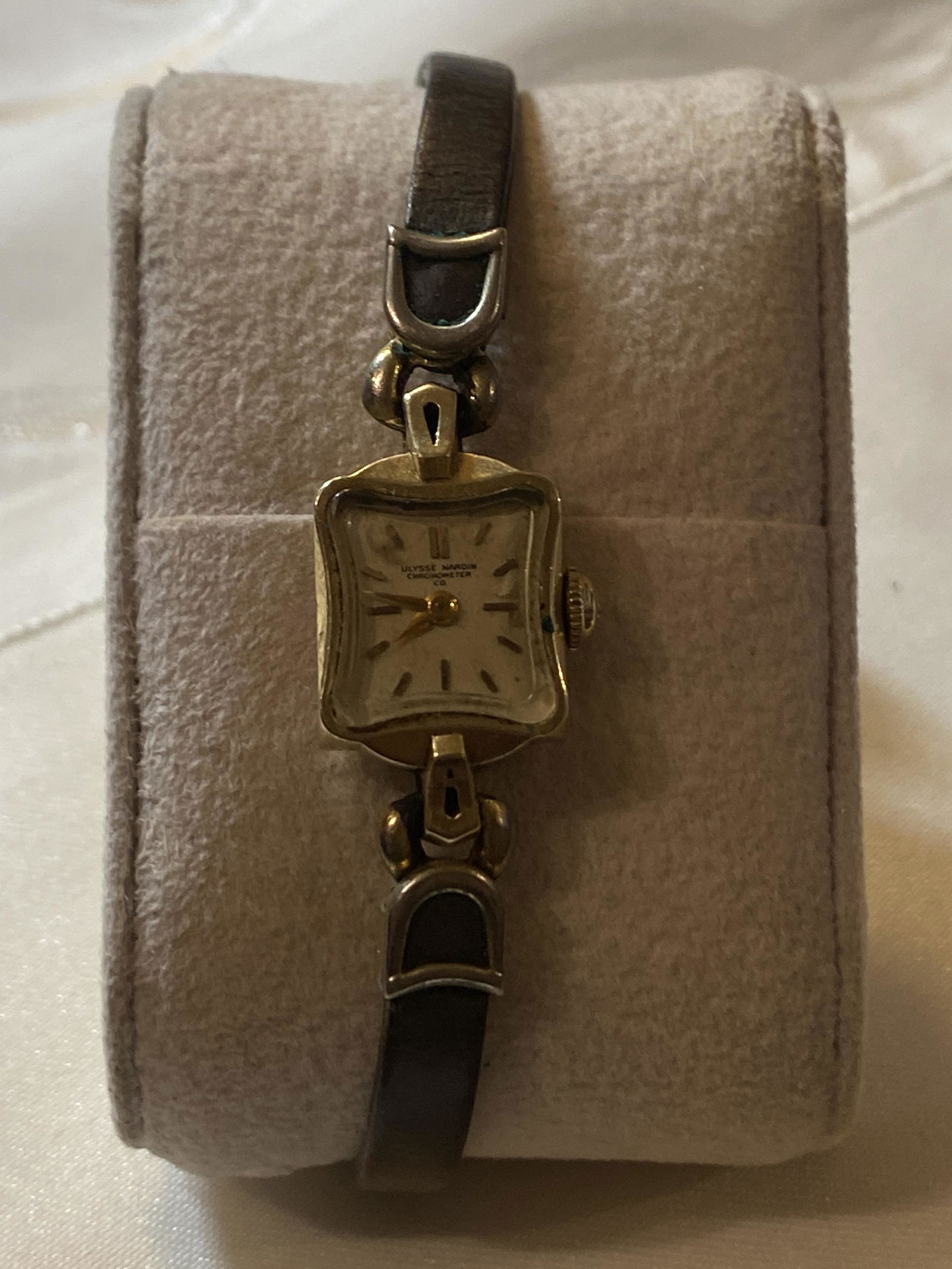ULYSSE NARDIN CHRONOMETER ANTIQUE LADIES WATCH: ULYSSE NARDIN CHRONOMETER ANTIQUE LADIES WATCH. IN GOOD OVERALL SHAPE AND CONDITION. WAS FOUND IN A SAFE. WATCH TICKS BUT MIGHT NEED SERVICING. IT WOULD BE BETTER TO GET THIS HIGHLY SOUGHT AFTER WATCH