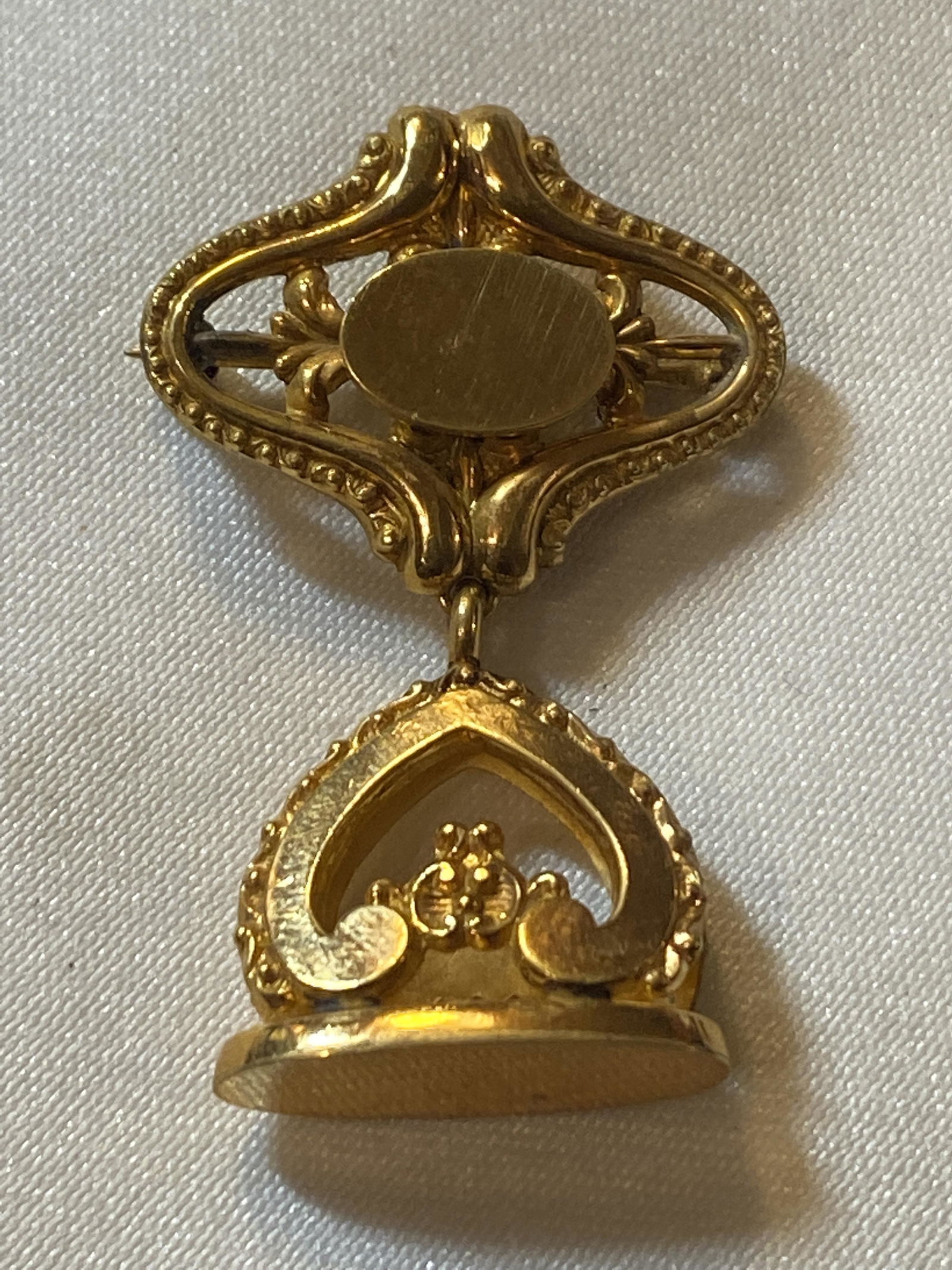 HIGH GRADE GOLD BROOCH.: HIGH GRADE GOLD BROOCH. APPEARS TO BE GOLD BUT WE AREN'T SURE. PLEASE VIEW ALL DETAILED PICTURES. A GREAT FIND AND AN EXCELLENT ADDITION TO YOUR COLLECTION.