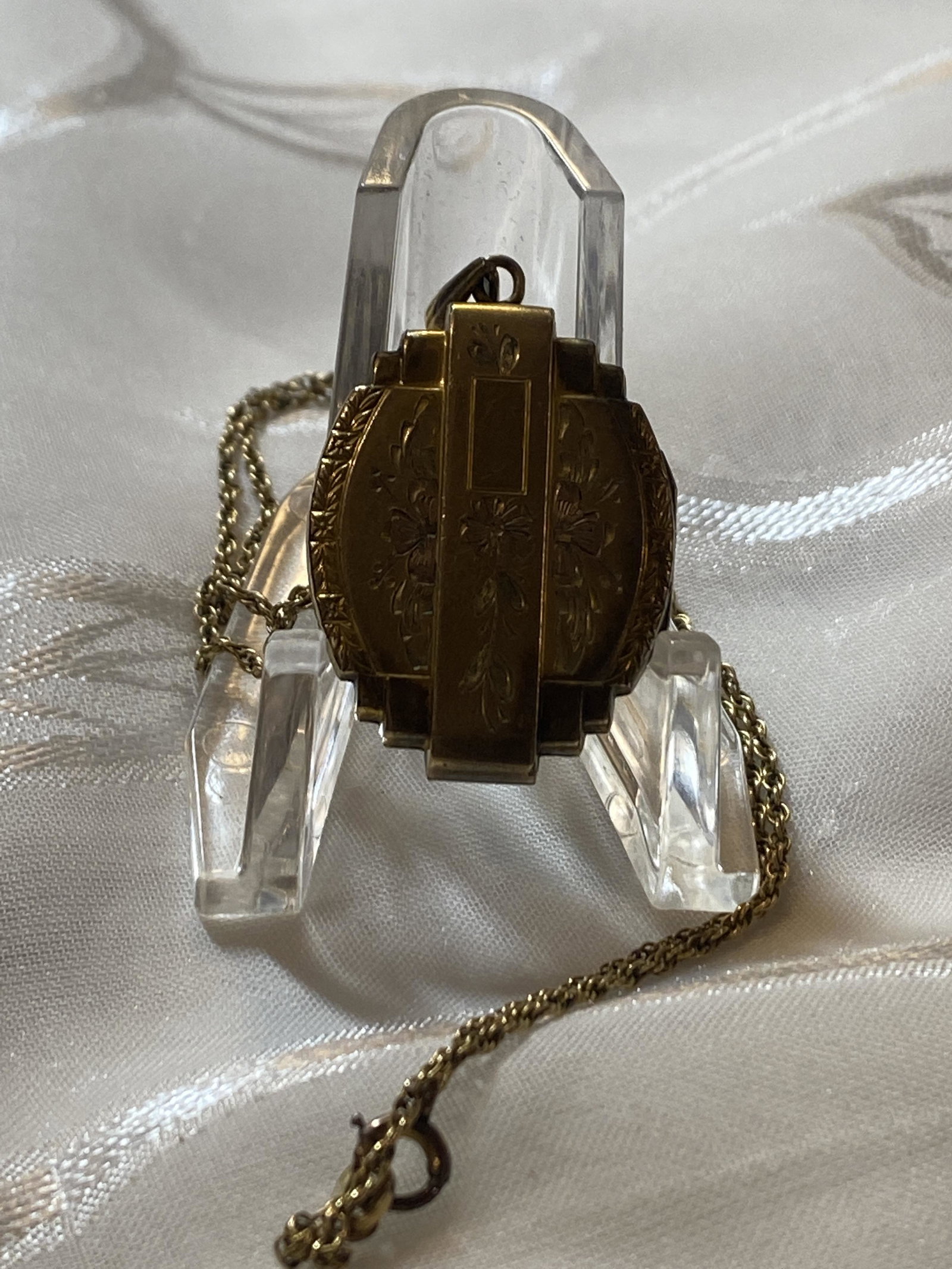 VICTORIAN GOLD FILLED LOCKET PENDANT NECKLACE: VICTORIAN GOLD FILLED LOCKET PENDANT NECKLACE. A GREAT FIND AND AN EXCELLENT ADDITION TO YOUR COLLECTION.
