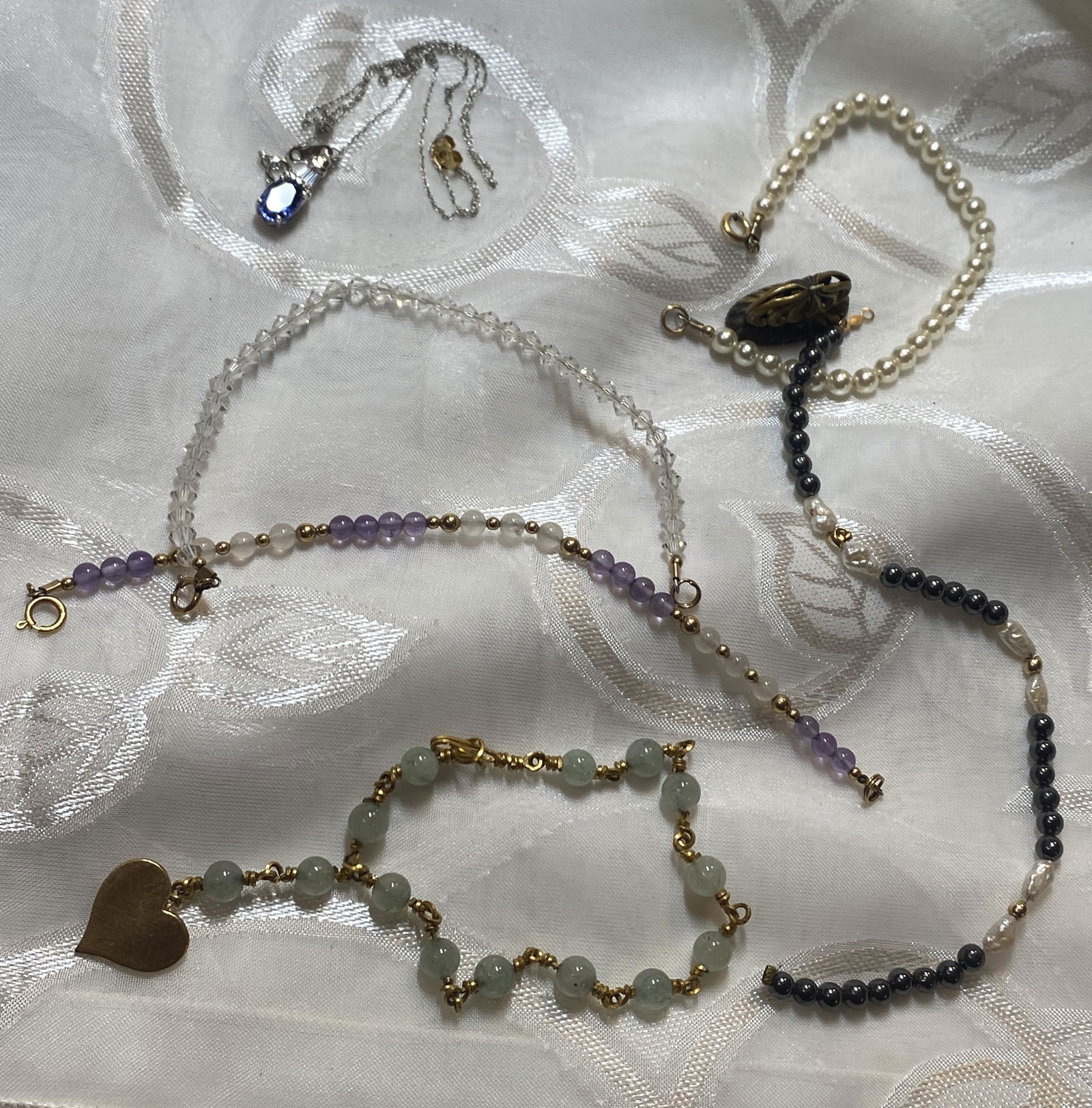 10K & 14K GOLD LOT OF BRACELETS & TANZANITE NECKLACE: 10K & 14K GOLD LOT OF BRACELETS & TANZANITE NECKLACE. THIS IS A HIGH GRADE LOT. BEAUTIFUL TANZANITE 10K GOLD NECKLACE AND LOT OF 14K/10K GOLD BEADED BRACELETS. A GREAT ADDITION TO YOUR COLLECTION.