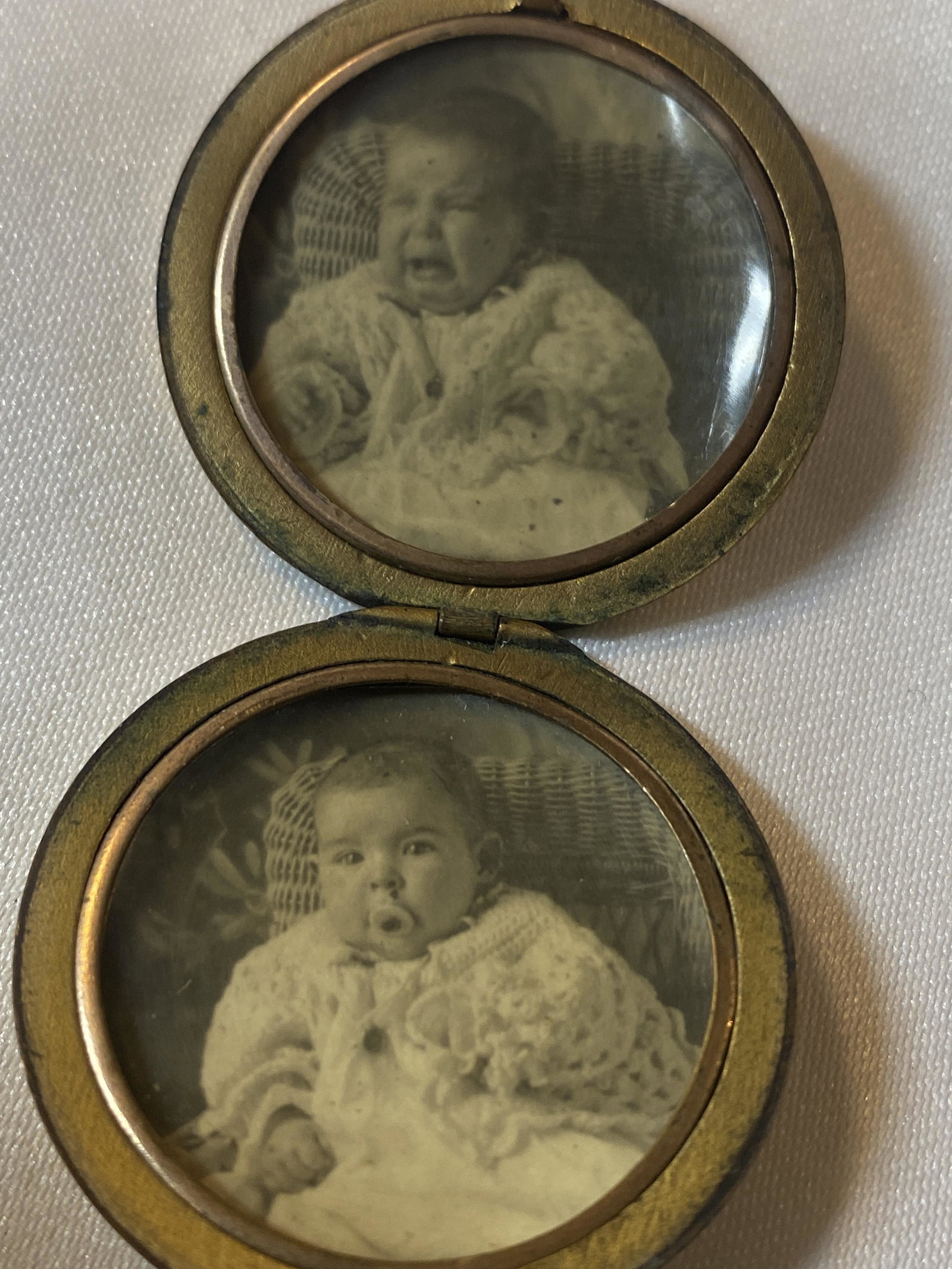 ANTIQUE VICTORIAN GOLD PHOTO LOCKET: ANTIQUE VICTORIAN GOLD PHOTO LOCKET. A GREAT FIND AND AN EXCELLENT ADDITION TO YOUR COLLECTION.