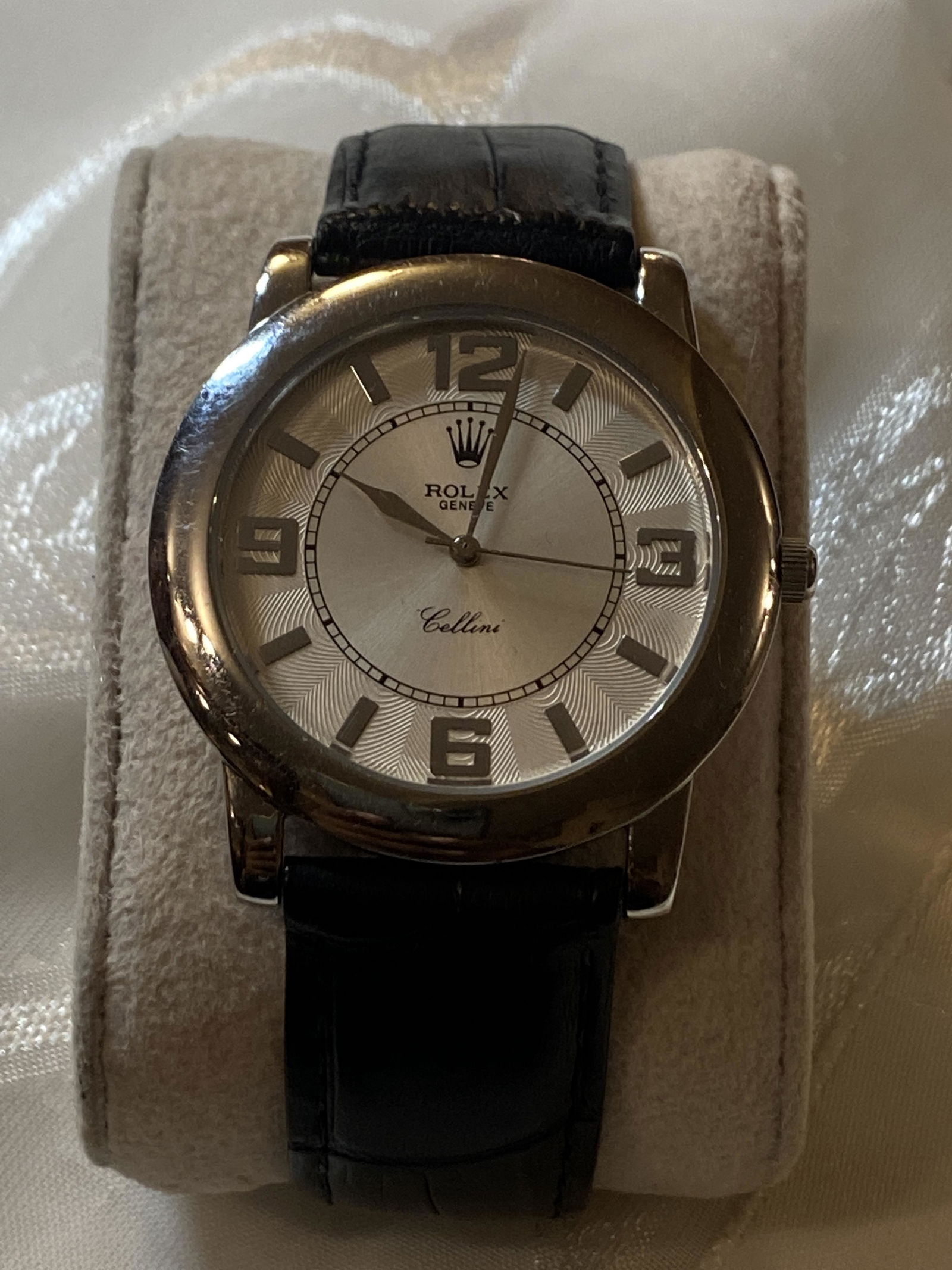 ROLEX CELLINI VINTAGE MENS DRESS WATCH -: ROLEX CELLINI VINTAGE MENS DRESS WATCH - UNAUTHENTICATED. WATCH KEEPS TIME AND IN GOOD WORKING ORDER. PLEASE VIEW ALL DETAILED PICTURES. THIS IS AN ESTATE FIND. SOLD AS-IS. A GREAT ADDITION TO YOU R C