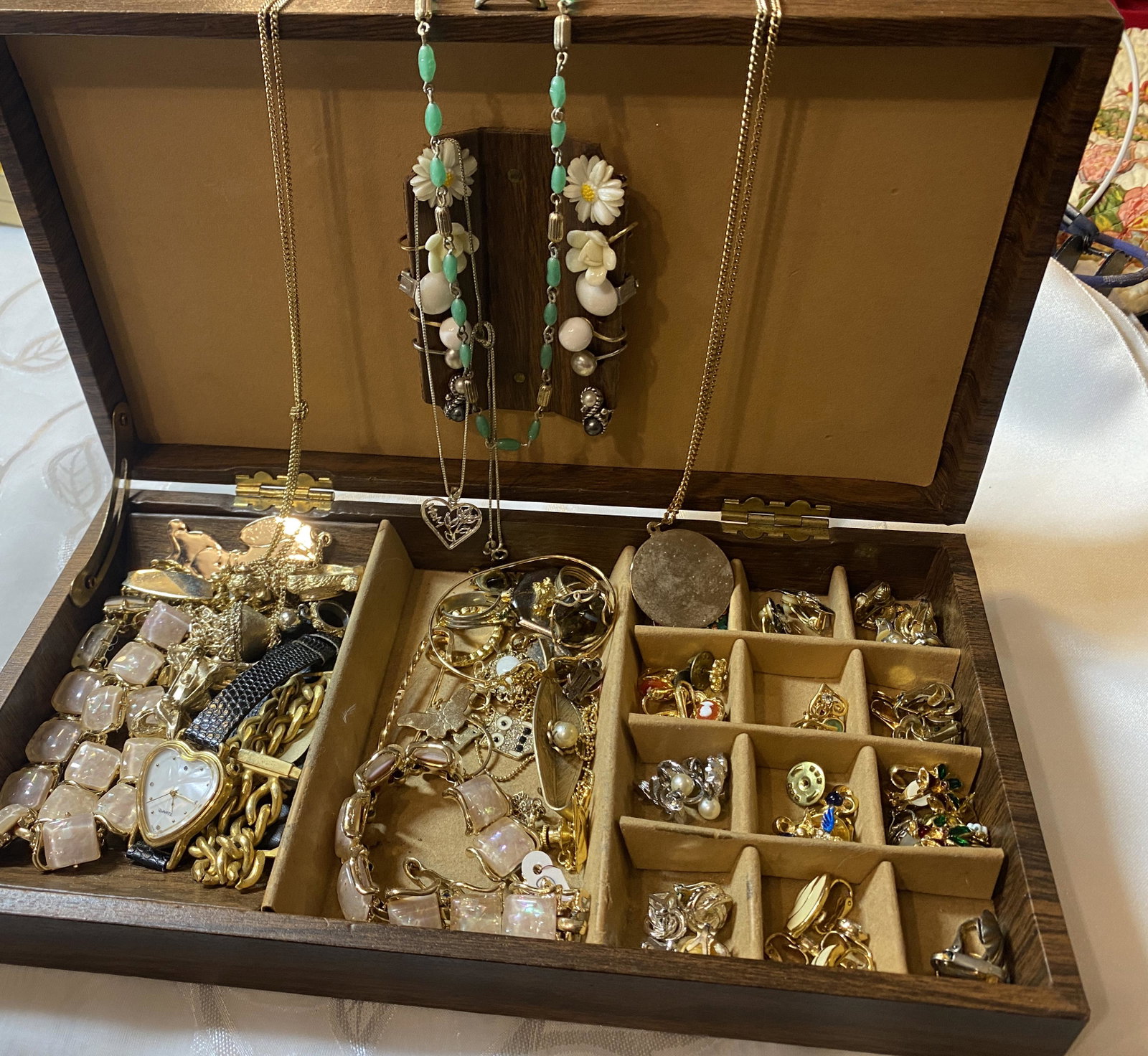 ESTATE COLLECTION OF VINTAGE UNSEARCHED JEWELRY IN CASE: ESTATE COLLECTION OF VINTAGE UNSEARCHED JEWELRY IN CASE. PLEASE VIEW ALL DETAILED PICTURES. COMES WITH THE JEWELRY BOX PICTURED. A GREAT FIND AND AN EXCELLENT ADDITION TO YOUR COLLECTION.