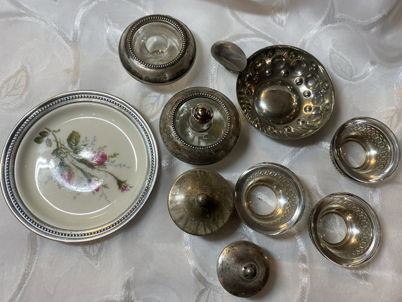ANTIQUE LOT OF STERLING SILVER FLATWARE: ANTIQUE LOT OF STERLING SILVER FLATWARE. VARIOUS DIFFERENT TYPES OF PIECES. PLEASE VIEW ALL DETAILED PICTURES. A GREAT FIND AND AN EXCELLENT ADDITION TO YOUR COLLECTION.