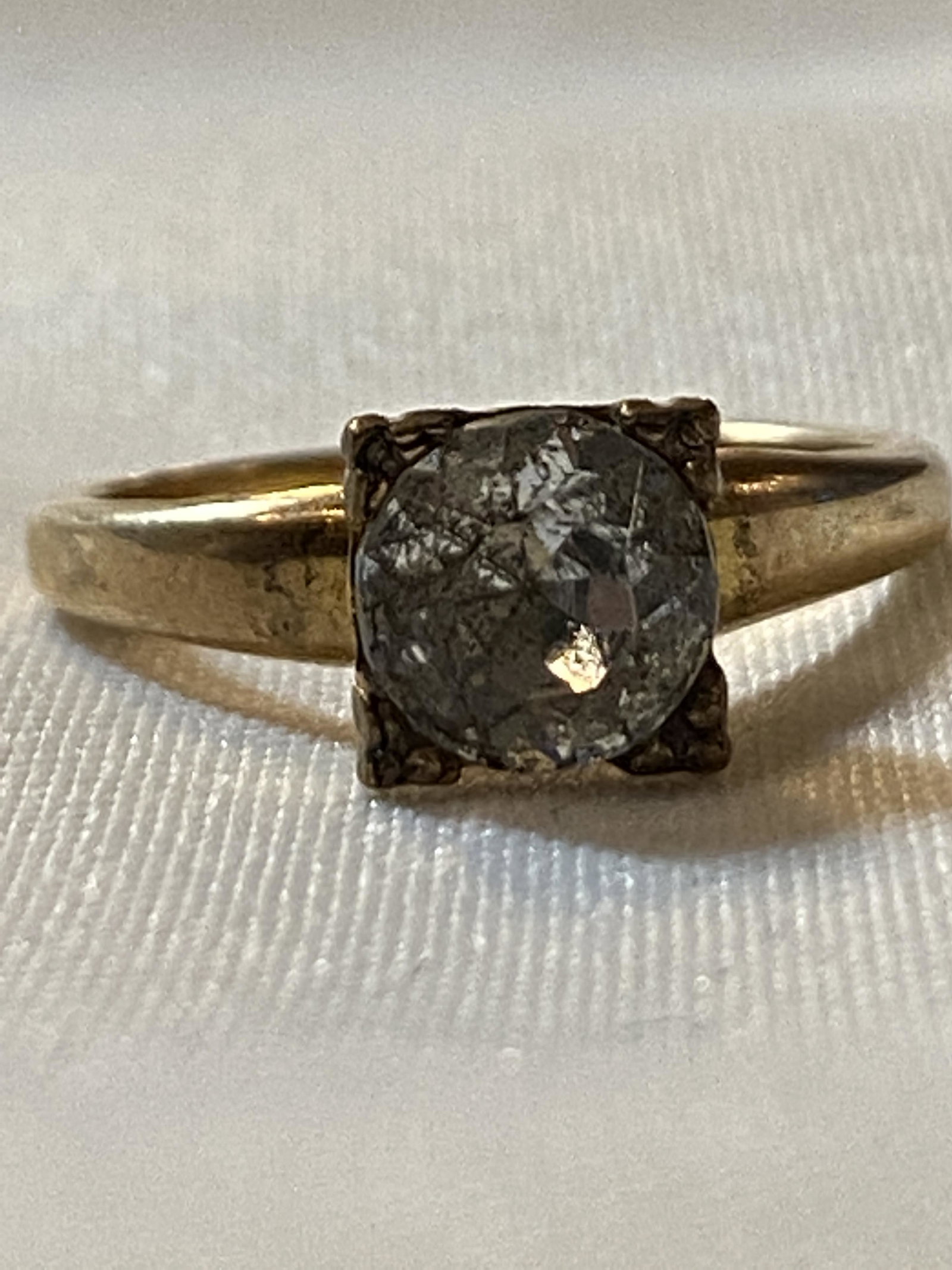 ANTIQUE 14K GOLD PLATED WEDDING RING: ANTIQUE 14K GOLD PLATED WEDDING RING. THIS IS A VINTAGE ART DECO STYLE RING. A GREAT ADDITION TO YOUR COLLECTION.