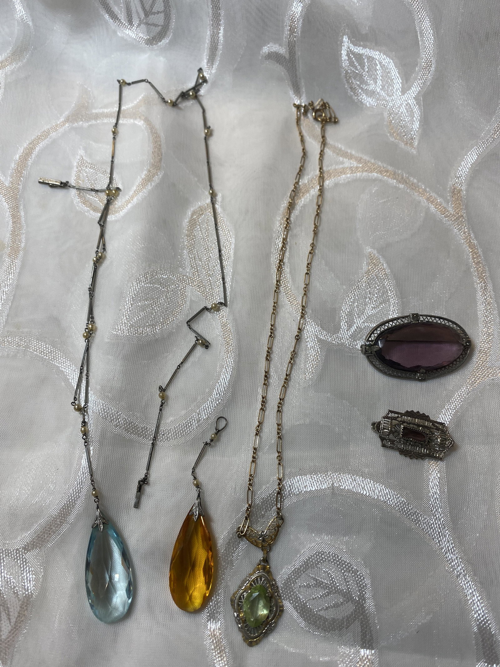 ART DECO LOT OF LADIES NECKLACES/BROOCHES: ART DECO LOT OF LADIES NECKLACES/BROOCHES. THIS IS A HIGH GRADE LOT OF ART DECO JEWELRY. A GREAT FIND AND AN EXCELLENT ADDITION TO YOUR COLLECTION.