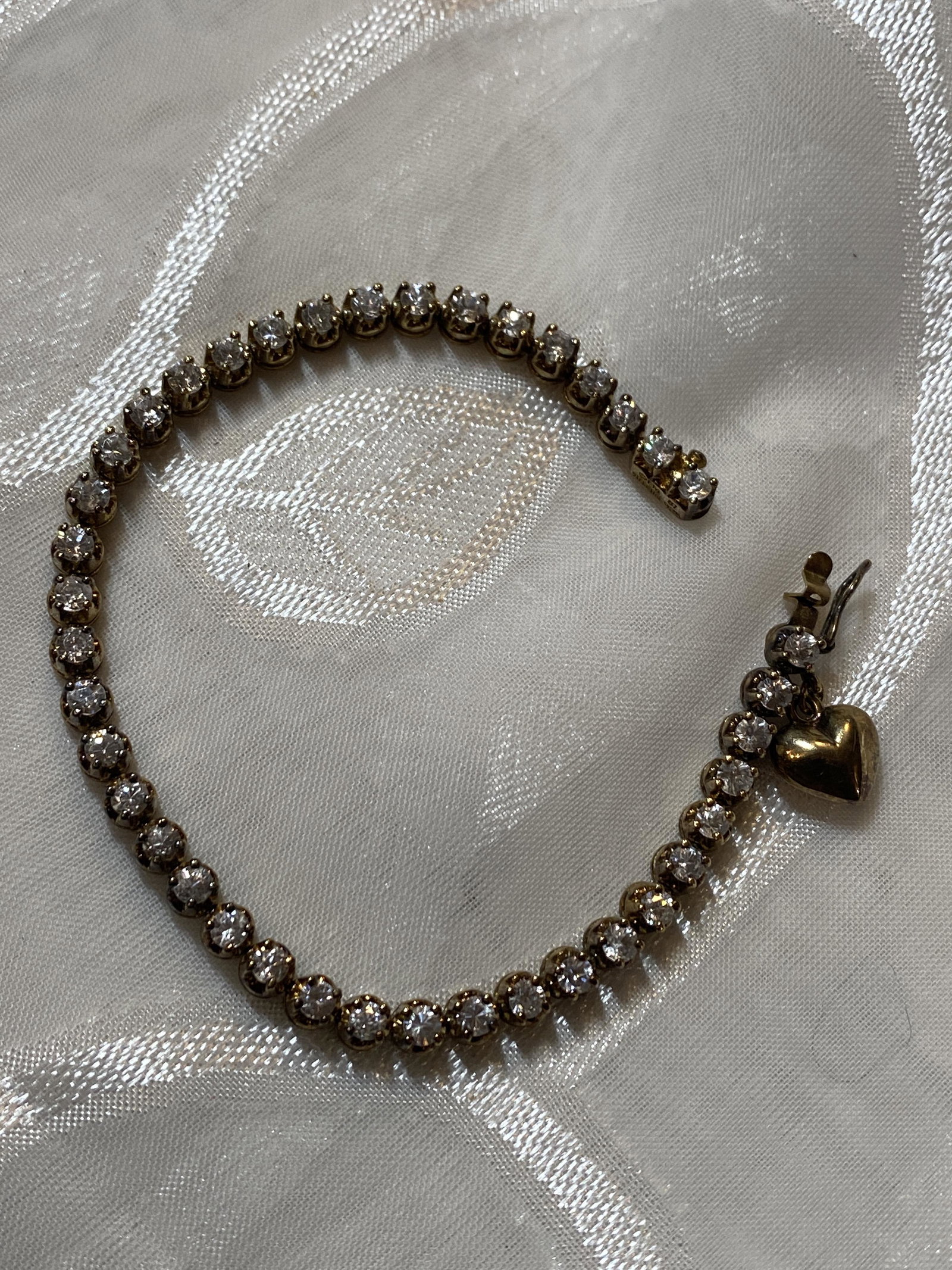 ANTIQUE ART DECO STYLE GOLD TENNIS BRACELET: ANTIQUE ART DECO STYLE GOLD TENNIS BRACELET. IN MINT OVERALL SHAPE AND CONDITION. A GREAT FIND AND AN EXCELLENT ADDITION TO YOUR COLLECTION.