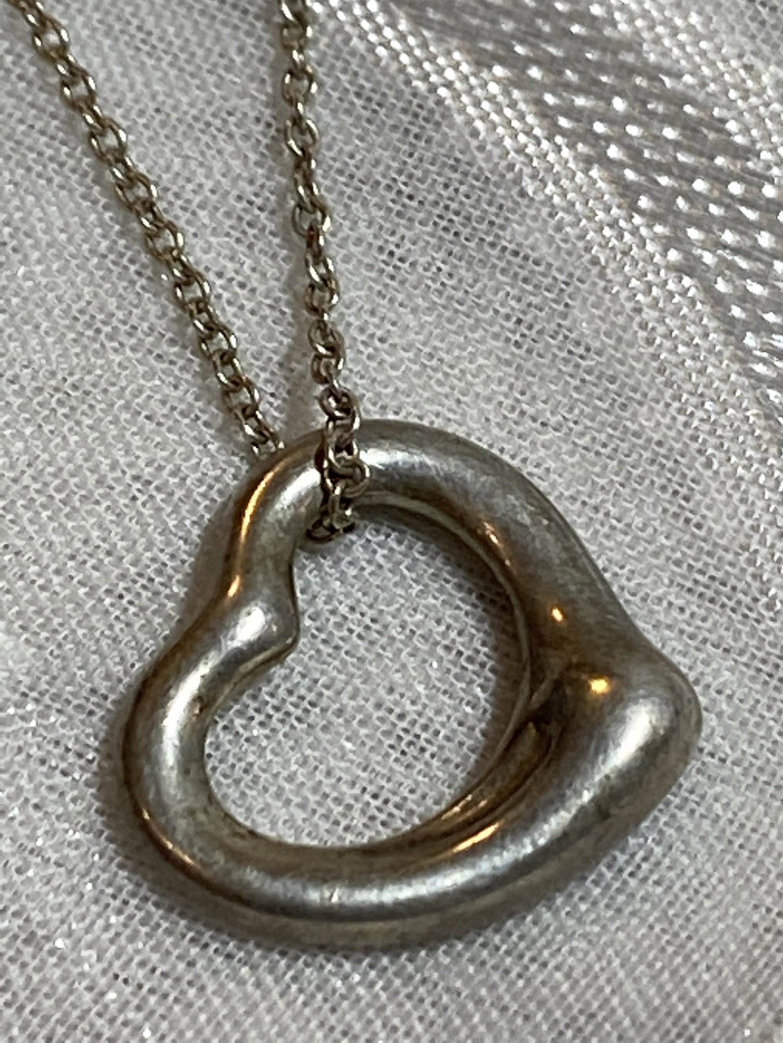 TIFFANY & CO. ELSA PERETTI HEART STERLING SILVER: TIFFANY & CO. ELSA PERETTI HEART STERLING SILVER NECKLACE. IN EXCELLENT OVERALL SHAPE AND CONDITION. A GREAT FIND AND AN EXCELLENT ADDITION TO YOUR COLLECTION.