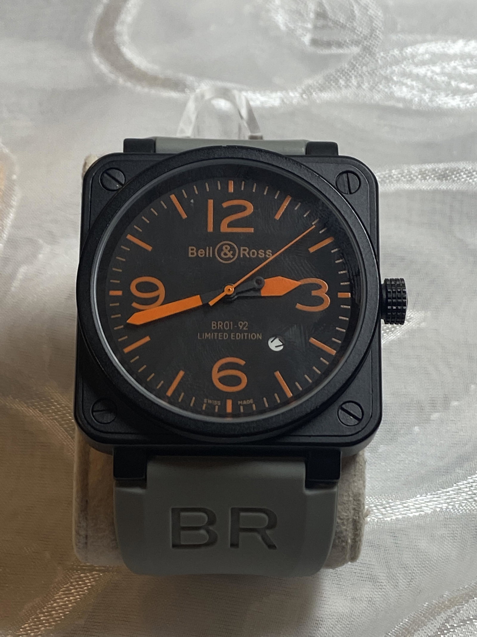 BELL & ROSS BR01-92 MENS AVIATION WATCH -: BELL & ROSS BR01-92 MENS AVIATION WATCH - UNAUTHENTICATED. THIS IS AN ESTATE FIND. POSSIBLY A HOMAGE/REPLICA WATCH. PLEASE VIEW ALL DETAILED PICTURES. WATCH DOES WORK AND KEEPS TIME. FITS GREAT ON THE