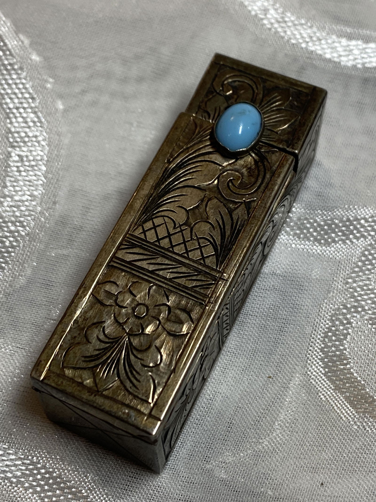 ANTIQUE SILVER LIPSTICK CASE W/MIRRIOR: ANTIQUE SILVER LIPSTICK CASE W/MIRRIOR. A GREAT FIND AND AN EXCELLENT ADDITION TO YOUR COLLECTION.