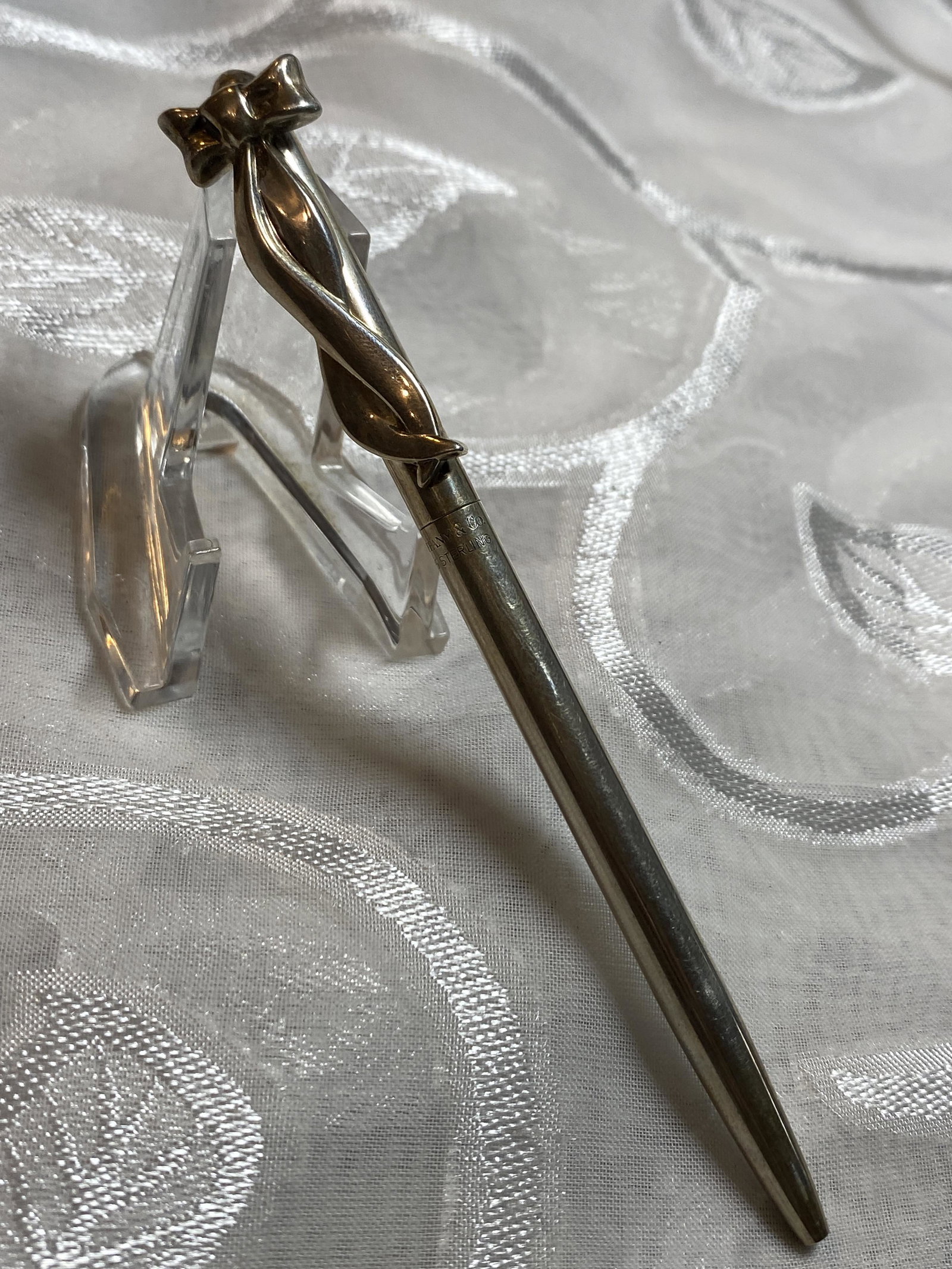 VINTAGE TIFFANY & CO. STERLING SILVER BOW PEN: VINTAGE TIFFANY & CO. STERLING SILVER BOW PEN. IN GOOD OVERALL SHAPE AND CONDITION. A GREAT FIND AND AN EXCELLENT ADDITION TO YOUR COLLECTION.