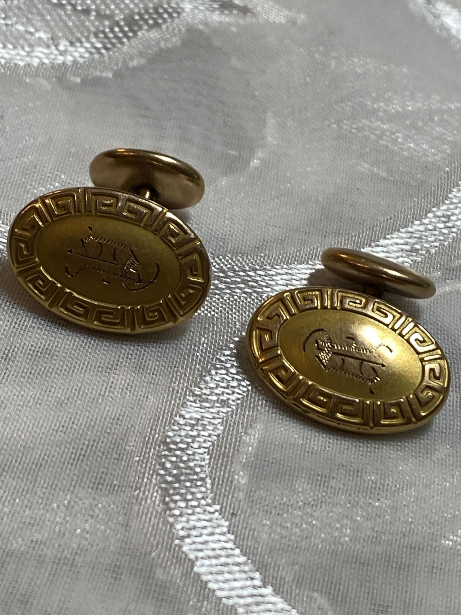 MENS VERSACE STYLE GOLD CUFFLINKS: MENS VERSACE STYLE GOLD CUFFLINKS. A GREAT ADDITION TO YOUR COLLECTION.
