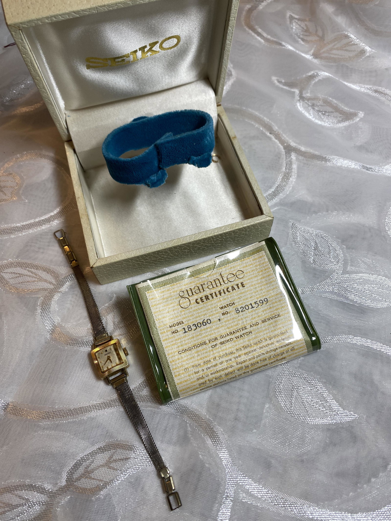 VINTAGE SEIKO LADIES GOLD WATCH W/BOX: VINTAGE SEIKO LADIES GOLD WATCH W/BOX. A GREAT FIND AND AN EXCELLENT ADDITION TO YOUR COLLECTION.