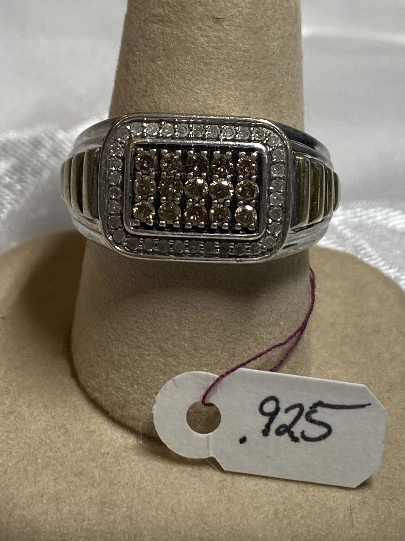 MENS STERLING SILVER RING WITH CHAMPAGNE DIAMONDS: MENS STERLING SILVER RING WITH CHAMPAGNE DIAMONDS. A GREAT FIND AND AN EXCELLENT ADDITION TO YOUR COLLECTION. RING IS A SIZE 11.