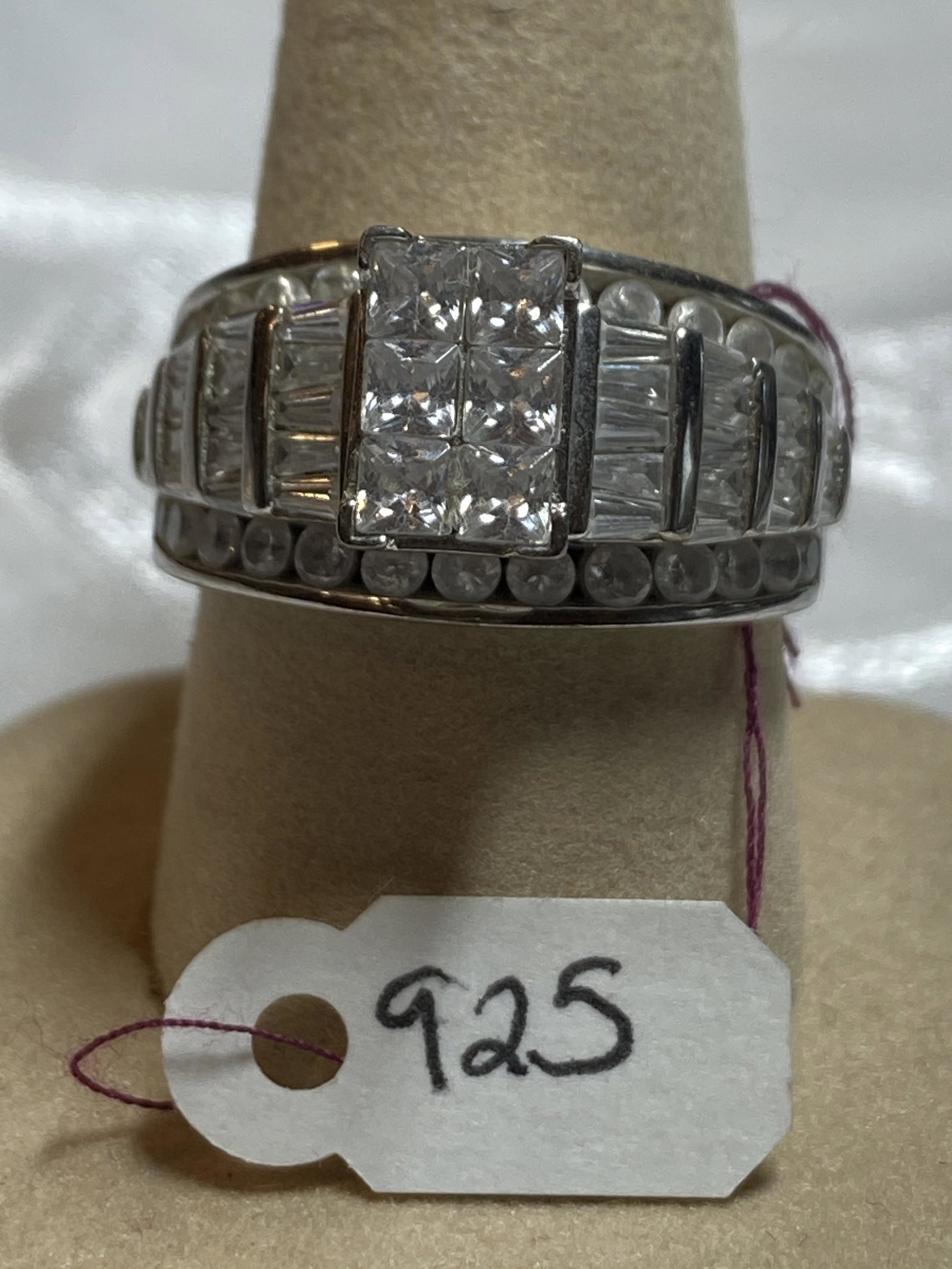 MENS STERLING SILVER WEDDING RING SZ 11: MENS STERLING SILVER WEDDING RING SZ 11. A GREAT ADDITION TO YOUR COLLECTION.