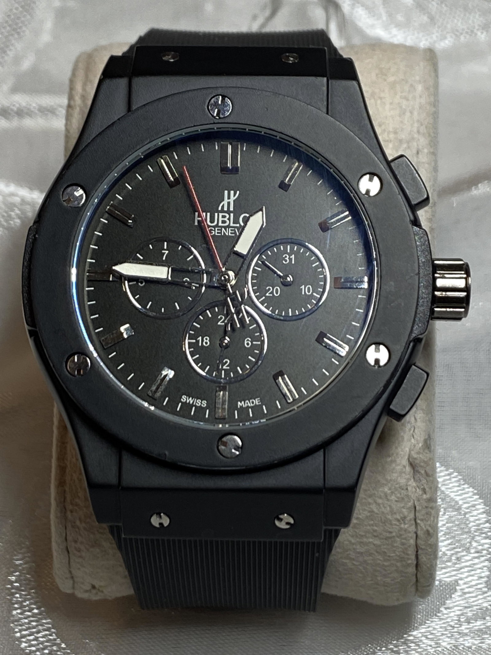 MENS HUBLOT AUTOMATIC WATCH - HOMAGE/REPLICA: MENS HUBLOT AUTOMATIC WATCH - HOMAGE/REPLICA. THIS IS A BEAUTIFUL WATCH. WORKS AND KEEPS PERFECT TIME. HAS A HIGH END MOVEMENT IN IT. A GREAT FIND AND AN EXCELLENT ADDITION TO YOUR COLLECTION.