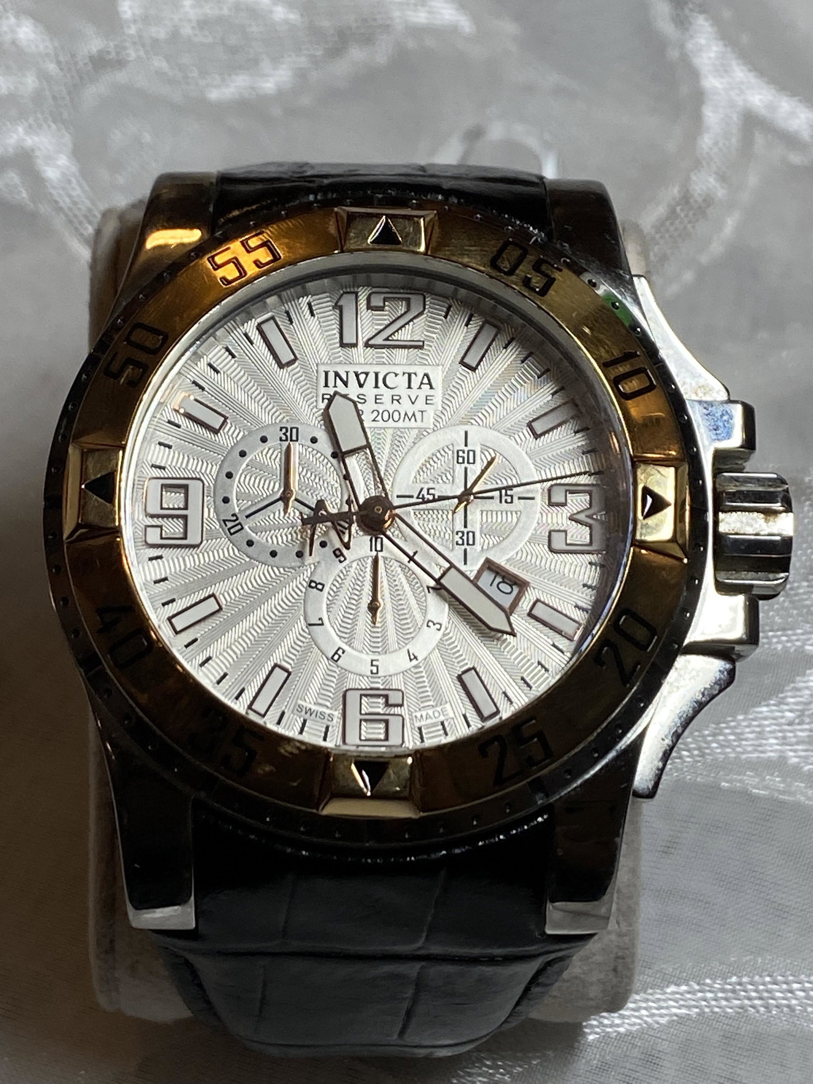 INVICTA RESERVE DIVERS 2 TONE WATCH: INVICTA RESERVE DIVERS 2 TONE WATCH. IN GOOD OVERALL SHAPE AND CONDITION. A GREAT FIND AND AN EXCELLENT ADDITION TO YOUR COLLECTION.