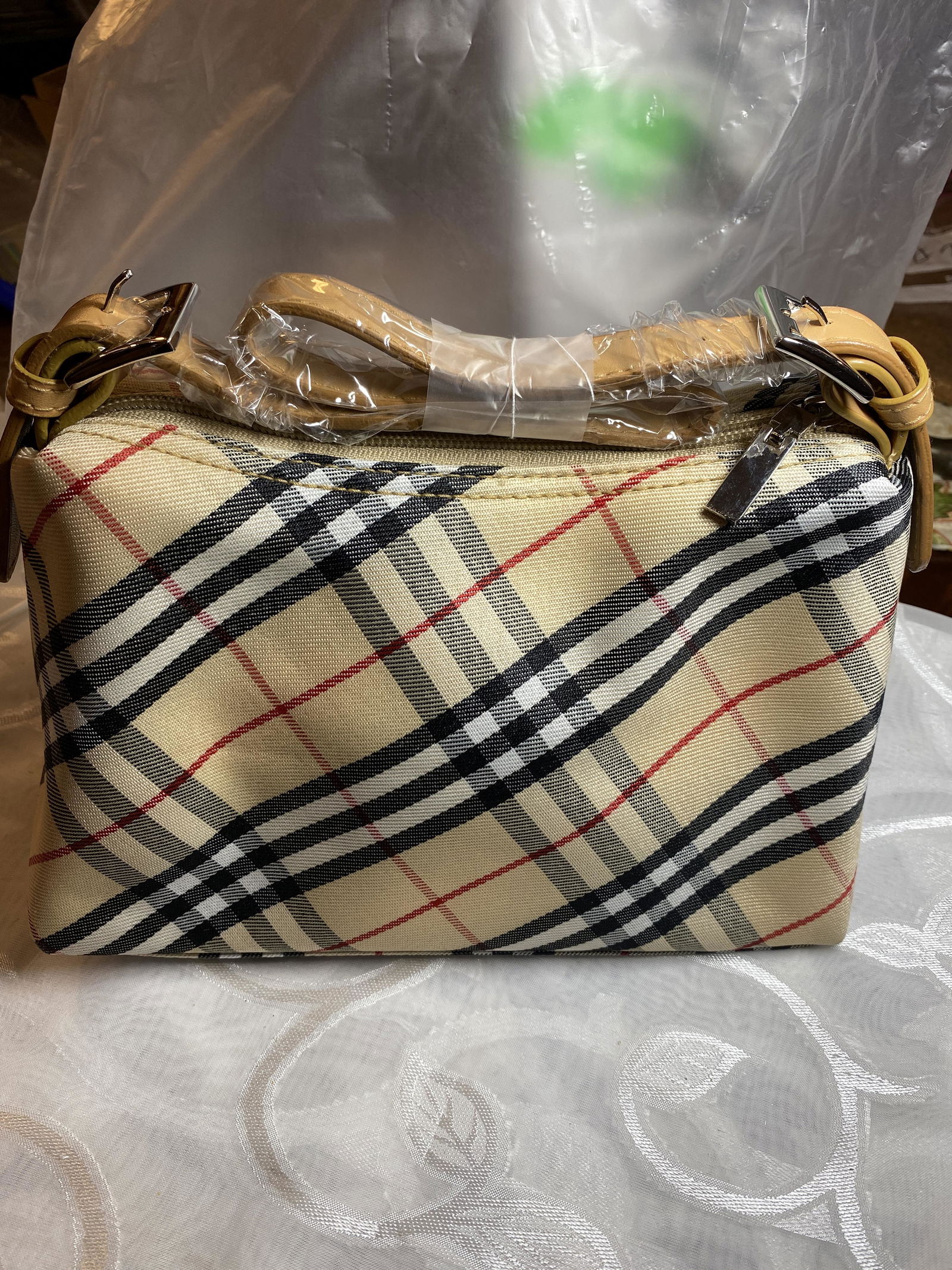 BURBERRY STYLE LADIES PURSE: BURBERRY STYLE LADIES PURSE. PLEASE VIEW PICTURES.