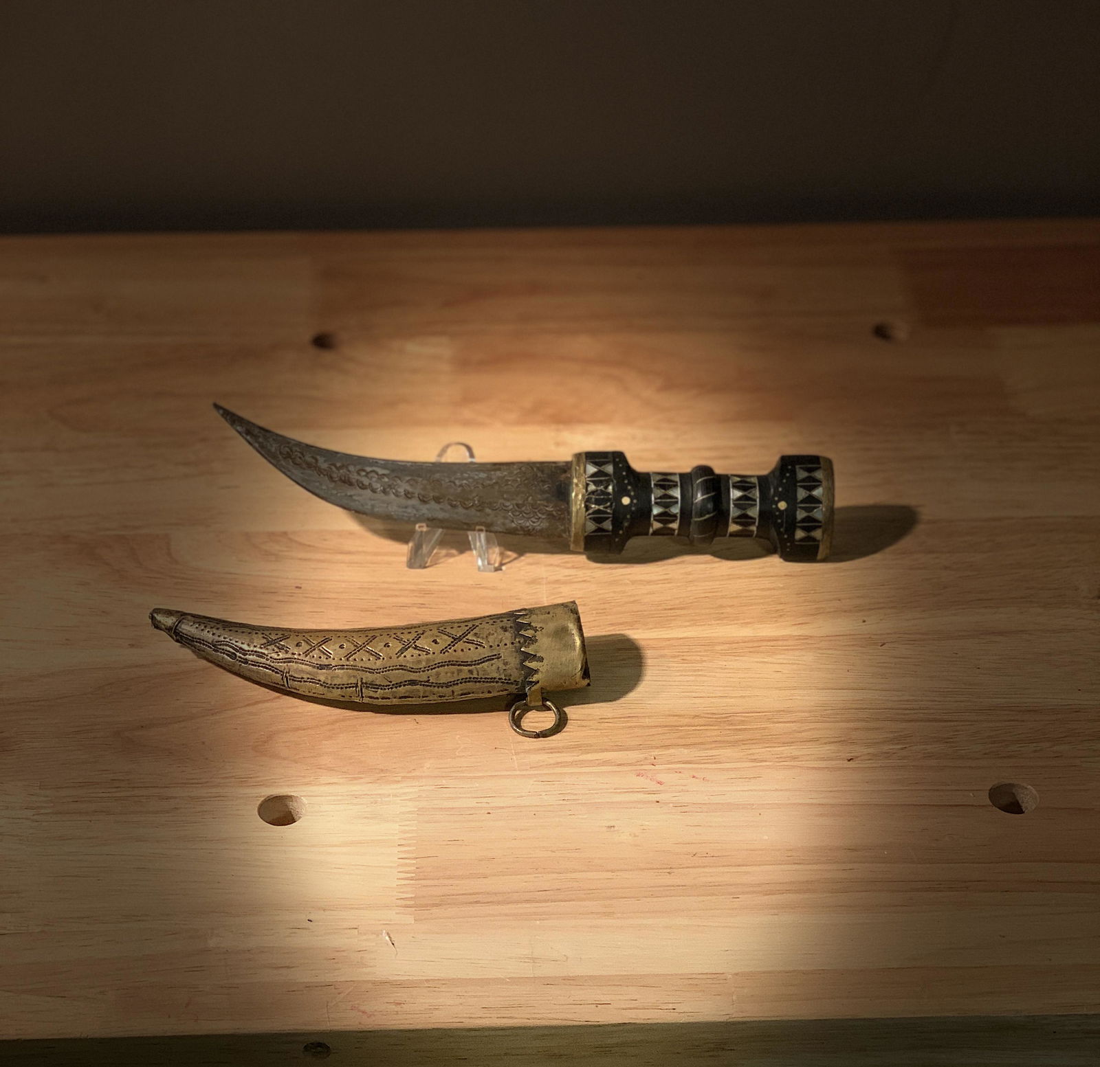 ANTIQUE 17TH CENTURY MUGHAL MIDDLE EASTERN DAGGER: ANTIQUE 17TH CENTURY MUGHAL MIDDLE EASTERN DAGGER. VERY DETAILED WITH A LOT OF FANCY CRAFTSMANSHIP. PROBABLY BELINGED TO A HIGH RANKING WARRIOR FROM THE MUGHAL EMPIRE. COMES COMPLETE WITH THE ORIGINAL