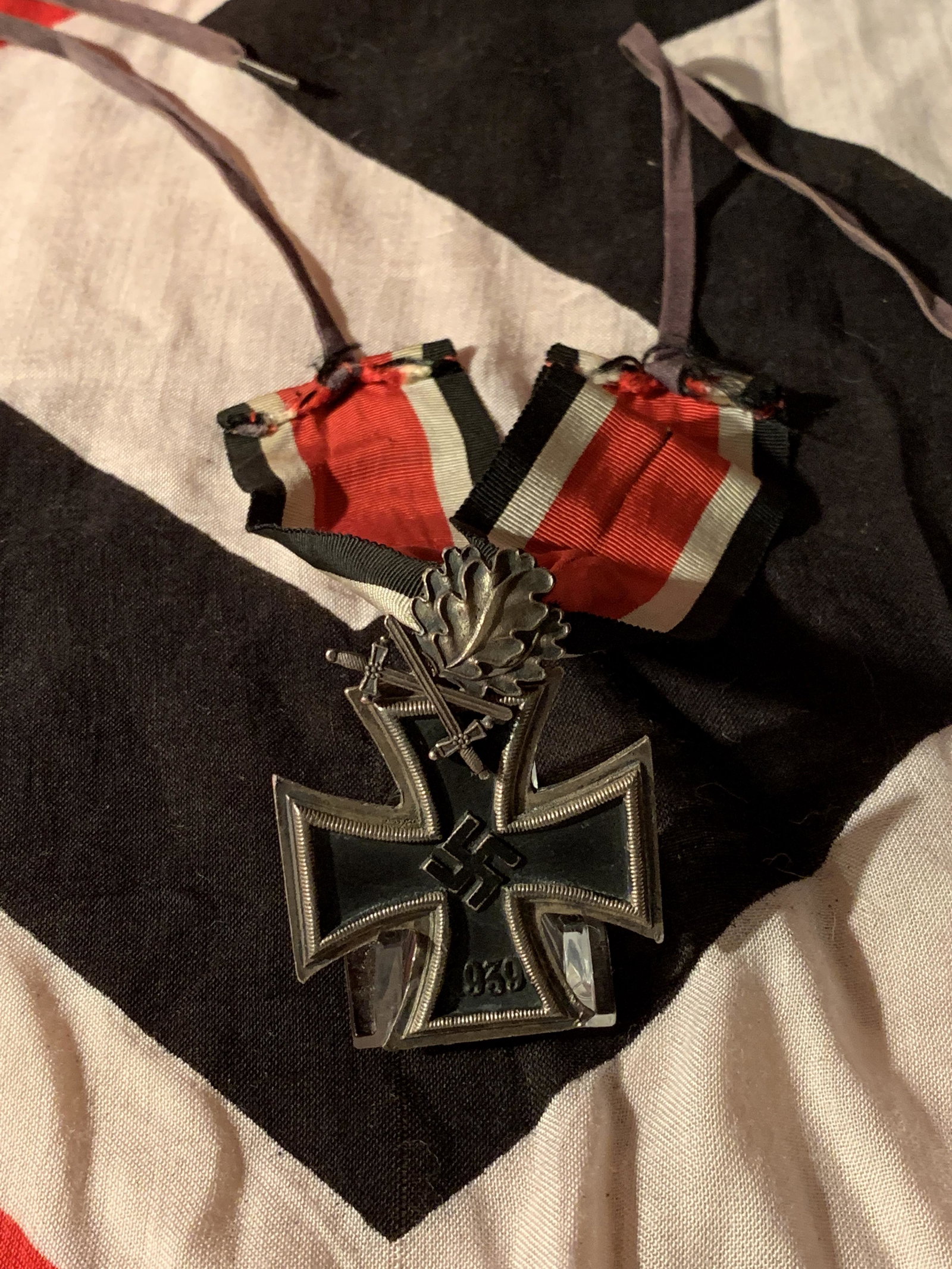 WW2 GERMAN KNIGHT'S CROSS OF THE IRON CROSS - 800: WW2 GERMAN KNIGHT'S CROSS OF THE IRON CROSS - MARKED 800 SILVER. IN EXCELLENT OVERALL SHAPE AND CONDITION WITH A BEAUTIFUL OVERALL PATINA. COMES COMPLETE WITH THE CLOVER LEAF AND THE RIBBON. HAS A NIC