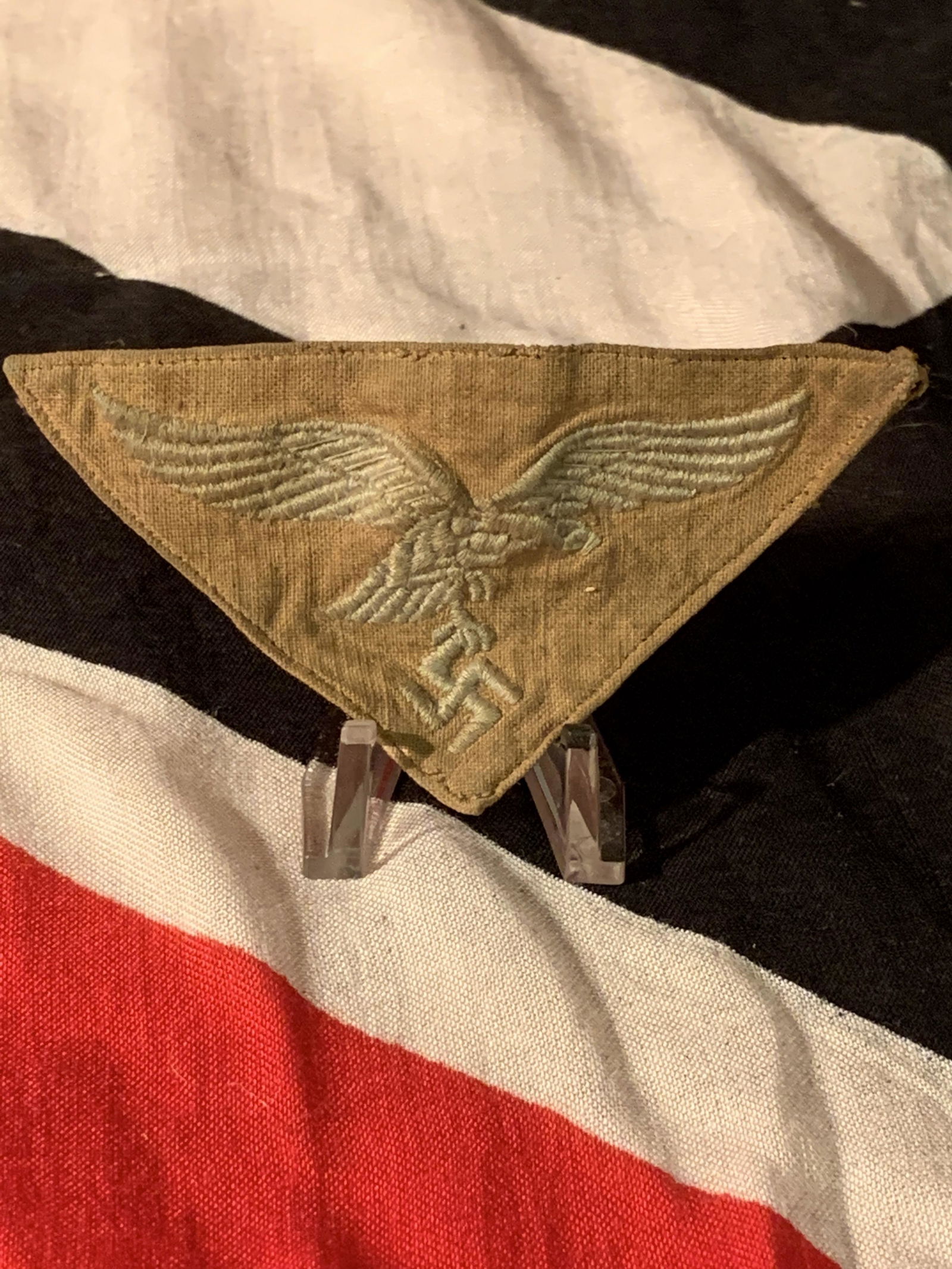 WW2 GERMAN NAZI LUFTWAFFE AFRIKA KORPS HAT INSIGNIA: WW2 GERMAN NAZI LUFTWAFFE AFRIKA KORPS HAT INSIGNIA. IN EXCELLENT OVERALL SHAPE AND CONDITION WITH A BEAUTIFUL OVERALL PATINA. A GREAT FIND AND AN EXCELLENT ADDITION TO YOUR COLLECTION.