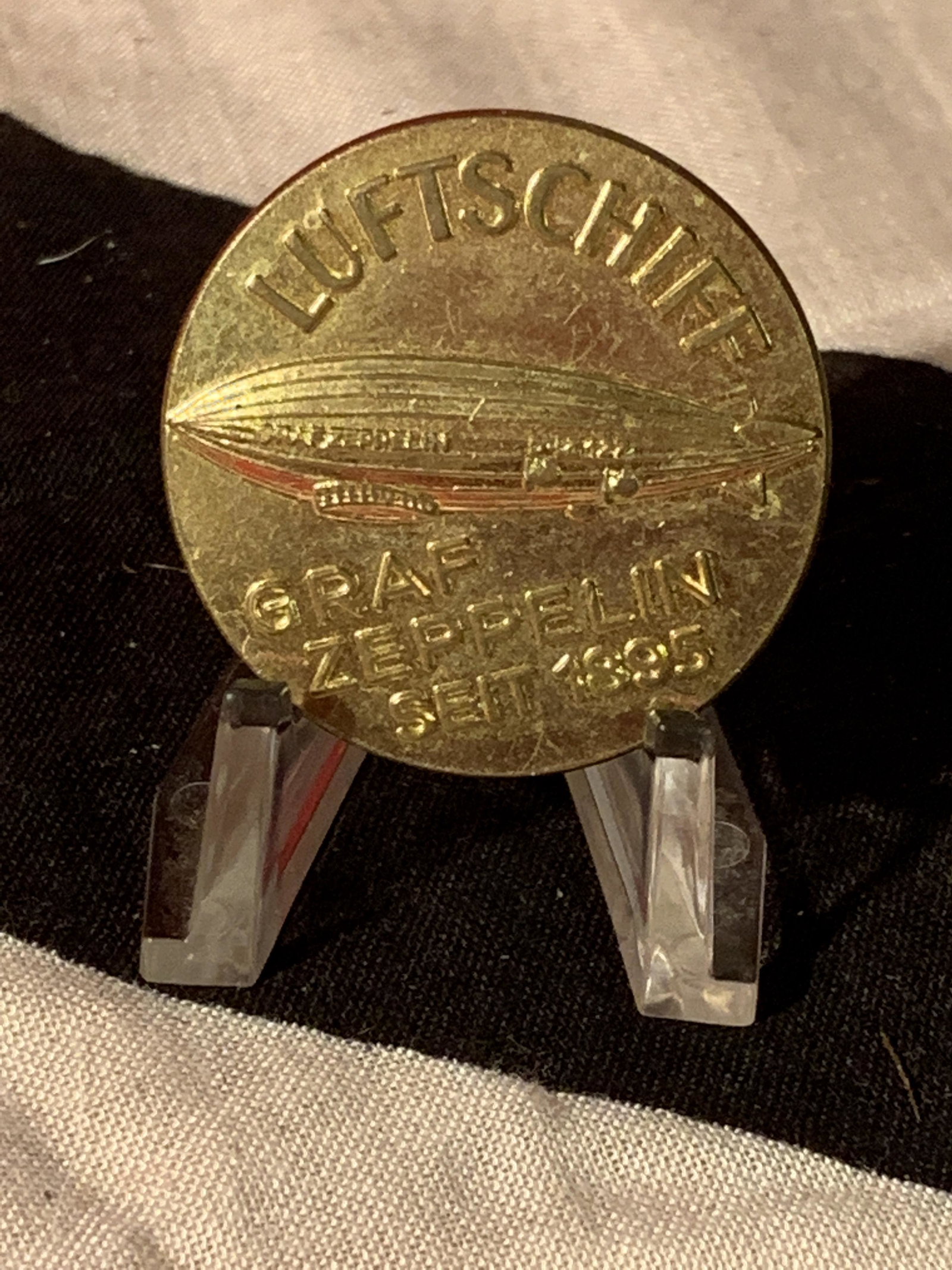 RARE WW2 GERMAN LUFTSCHIFF GRAF ZEPPELIN SEIT 1895: RARE WW2 GERMAN LUFTSCHIFF GRAF ZEPPELIN SEIT 1895 BADGE. IN GOOD OVERALLS HAPE AND CONDITION WITH A BEAUTIFUL OVERALL PATINA. PLEASE VIEW ALL DETAILED PICTURES. HAS MAKER MARKS ON THE BACK. A GREAT F