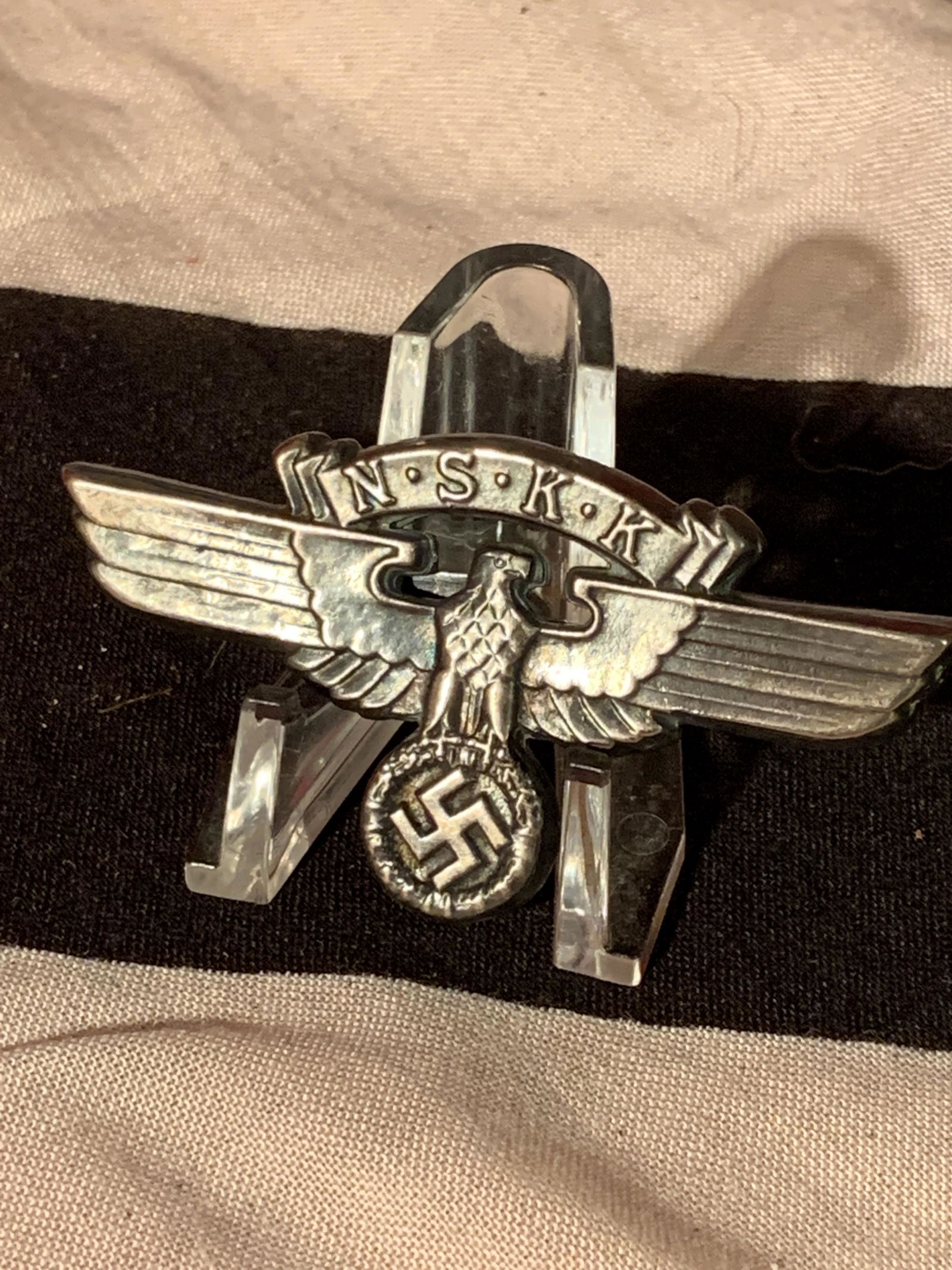 WW2 GERMAN NAZI NSKK EAGLE HAT BADGE/PIN W/MAKER MARKS: WW2 GERMAN NAZI NSKK EAGLE HAT BADGE/PIN W/MAKER MARKS. IN EXCELLENT OVERALL SHAPE AND CONDITION WITH A BEAUTIFUL OVERALL PATINA. A GREAT FIND AND AN EXCELLENT ADDITION TO YOUR COLLECTION.