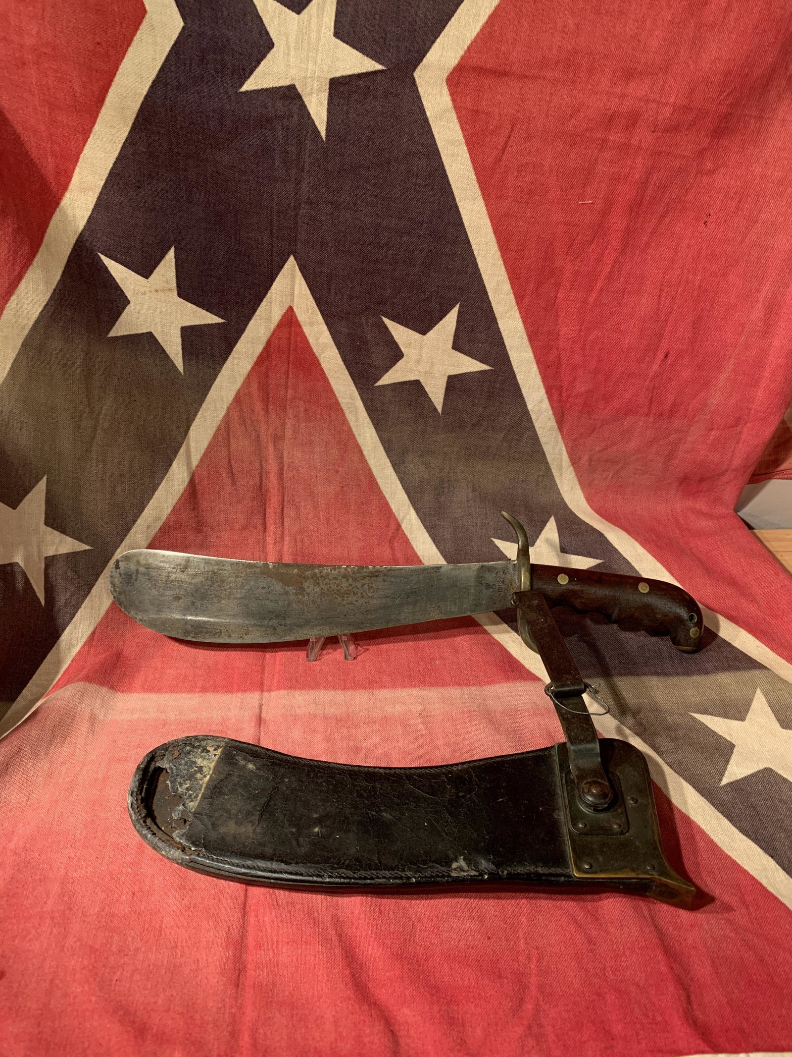 DATED 1913 SA WW1 MEDICS BOLO KNIFE, MACHETE: DATED 1913 SA WW1 MEDICS BOLO KNIFE, MACHETE. COMES WITH THE ORIGINAL PICTURED SHEATH. IN GOOD OVERALL SHAPE AND CONDITION WITH A NICE PATINA THROUGHOUT. PLEASE VIEW ALL DETAILED PICTURES. A GREAT FIN