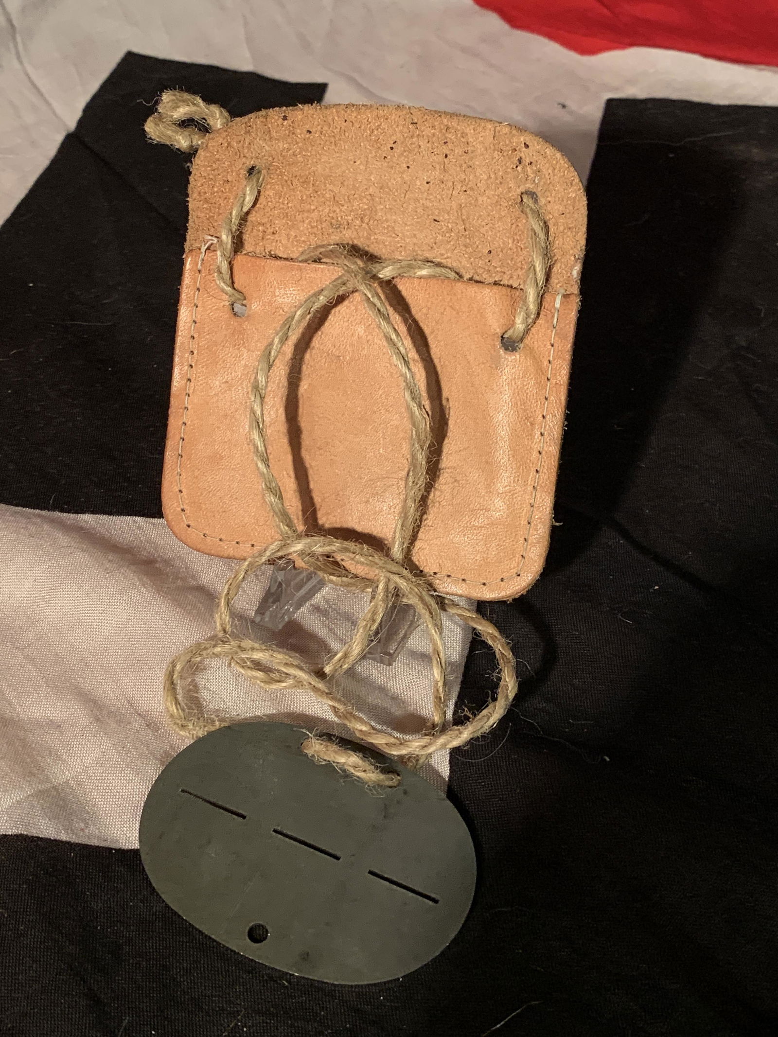 WW2 GERMAN SOLDIERS DOG TAG IN ORIG. CASE: WW2 GERMAN SOLDIERS DOG TAG IN ORIG. CASE. PLEASE VIEW ALL DETAILED PICTURES. A GREAT FIND AND AN EXCELLENT ADDITION TO YOUR COLLECTION.