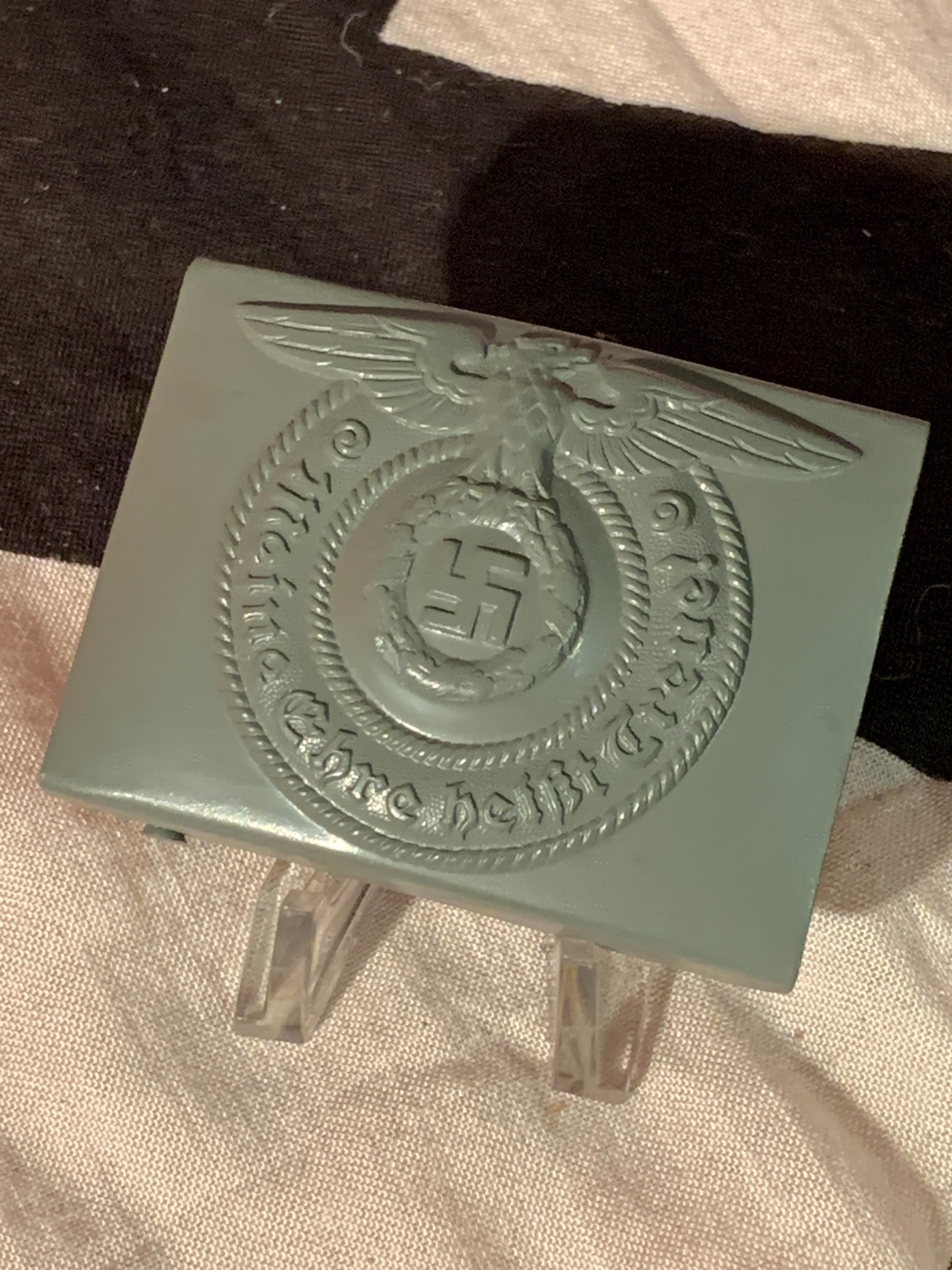 WW2 GERMAN WAFFEN SS OFFICER BELT BUCKLE: WW2 GERMAN WAFFEN SS OFFICER BELT BUCKLE. IN GOOD OVERALL SHAPE AND CONDITION WITH A BEAUTIFUL OVERALL PATINA. A GREAT FIND AND AN EXCELLENT ADDITION TO YOUR COLLECTION.