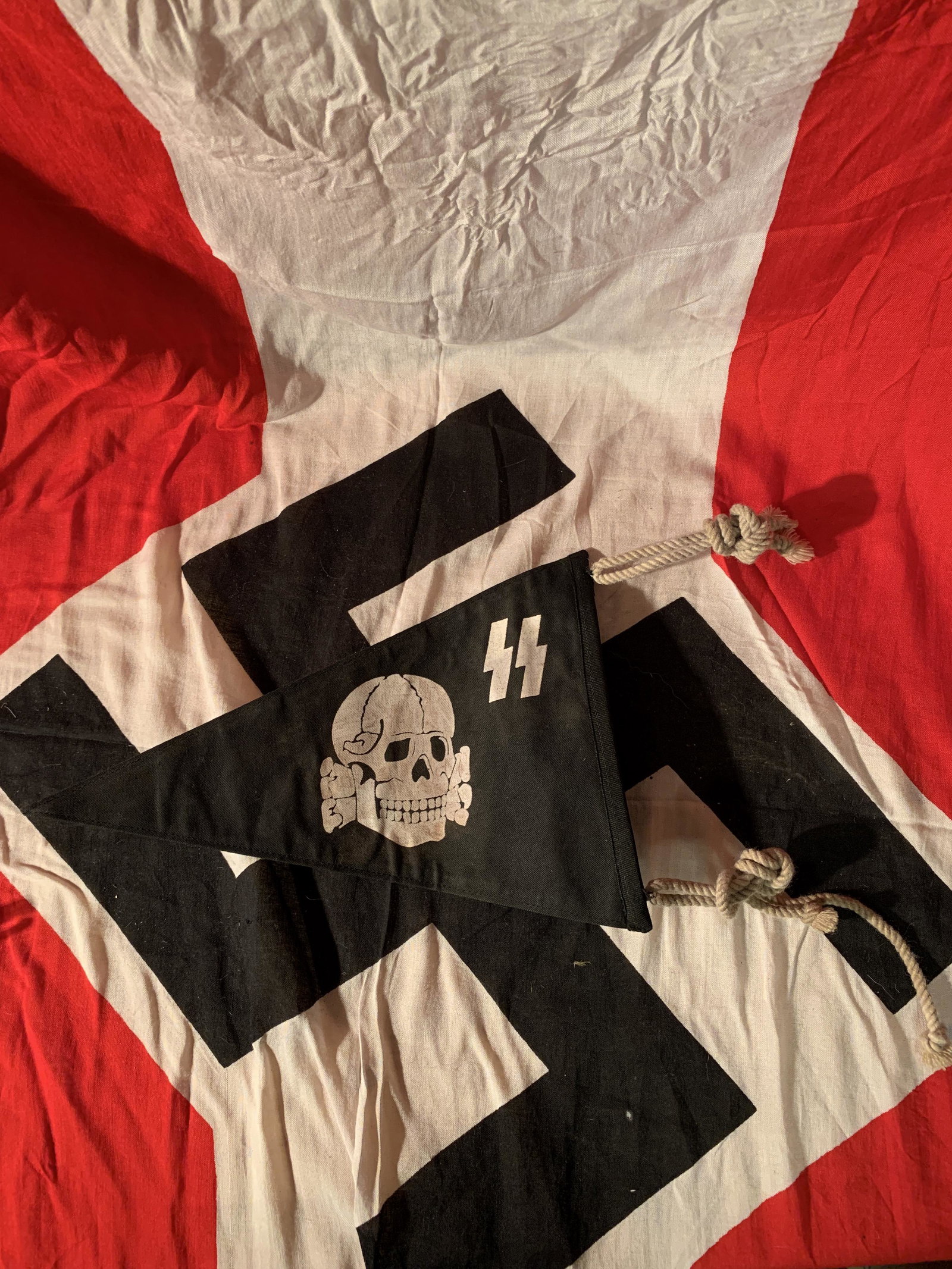 RARE WW2 WAFFEN SS TOTENKOPF SKULL PENNANT: RARE WW2 WAFFEN SS TOTENKOPF SKULL PENNANT. IN GOOD OVERALL SHAPE AND CONDITION WITH A BEAUTIFUL OVERALL PATINA. A GREAT FIND AND AN EXCELLENT ADDITION TO YOUR COLLECTION.