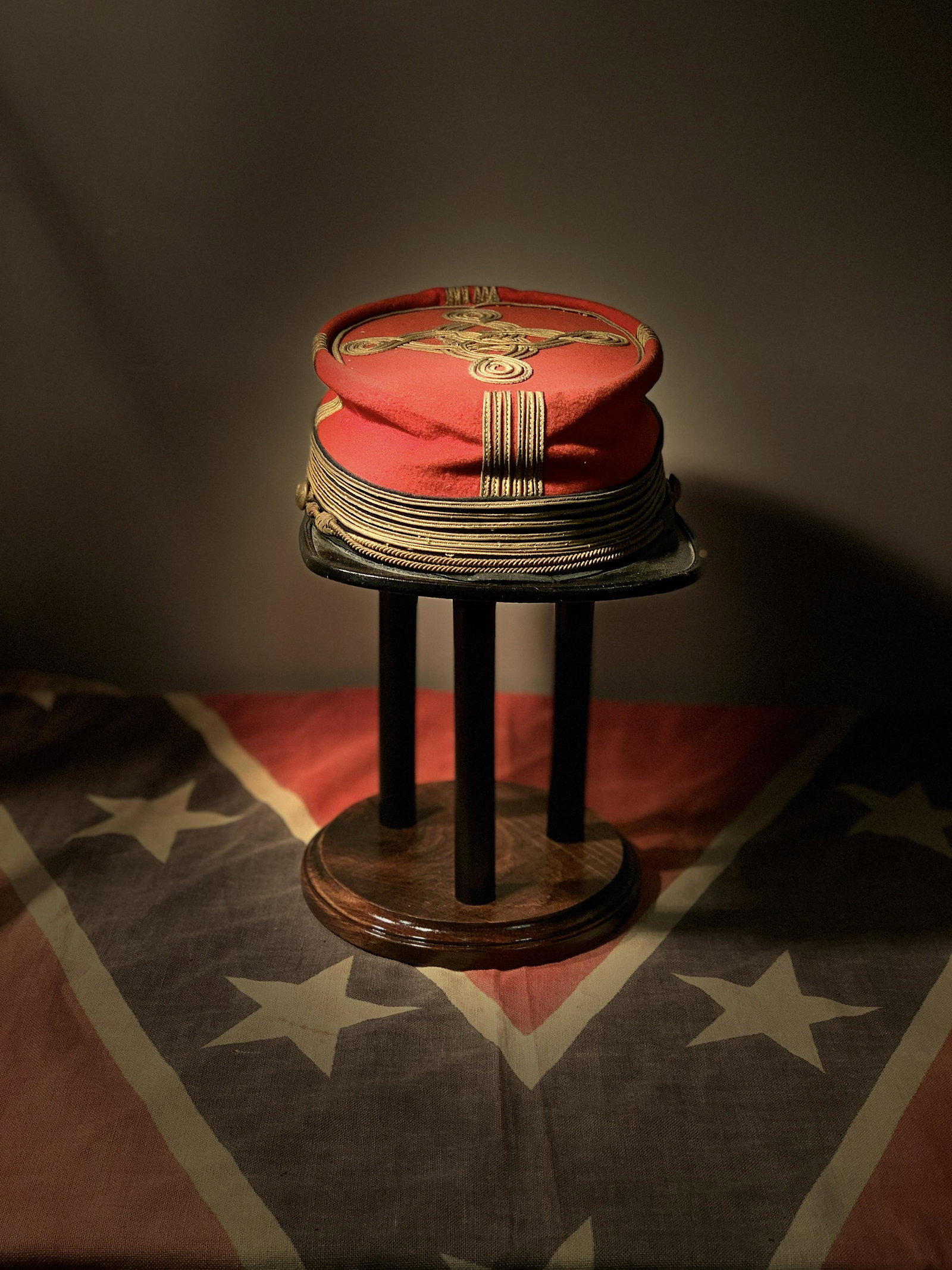 RARE CIVIL WAR CONFEDERATE OFFICERS KEPI HAT OR CAP: RARE CIVIL WAR CONFEDERATE OFFICERS KEPI HAT OR CAP. IN EXCELLENT MINT OVERALL SHAPE AND CONDITION WITH A BEAUTIFUL OVERALL PATINA. THIS IS COMPLETE OFFICERS KEPI WITH NO MISSING PIECES. IT IS A VERY 