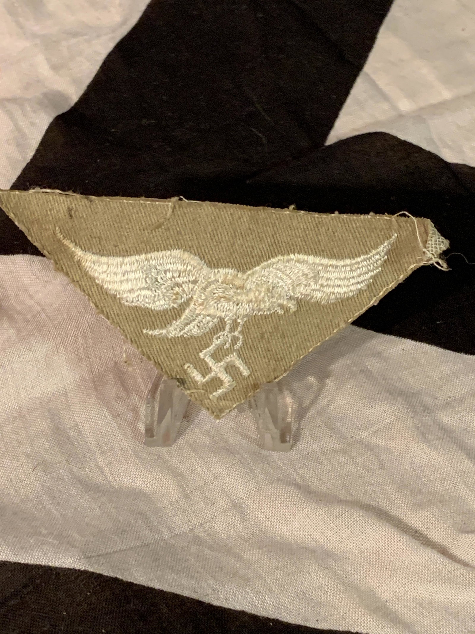 WW2 GERMAN NAZI LARGE LUFTWAFFE CLOTH PATCH/INSIGNIA: WW2 GERMAN NAZI LARGE LUFTWAFFE CLOTH PATCH/INSIGNIA WITH EAGLE AND SWASTIKA OF THE 3RD REICH. IN MINT OVERALL SHAPE AND CONDITION WITH A BEAUTIFUL OVERALL PATINA. HAS A GREAT LOOK TO IT WITH AN EXCEL